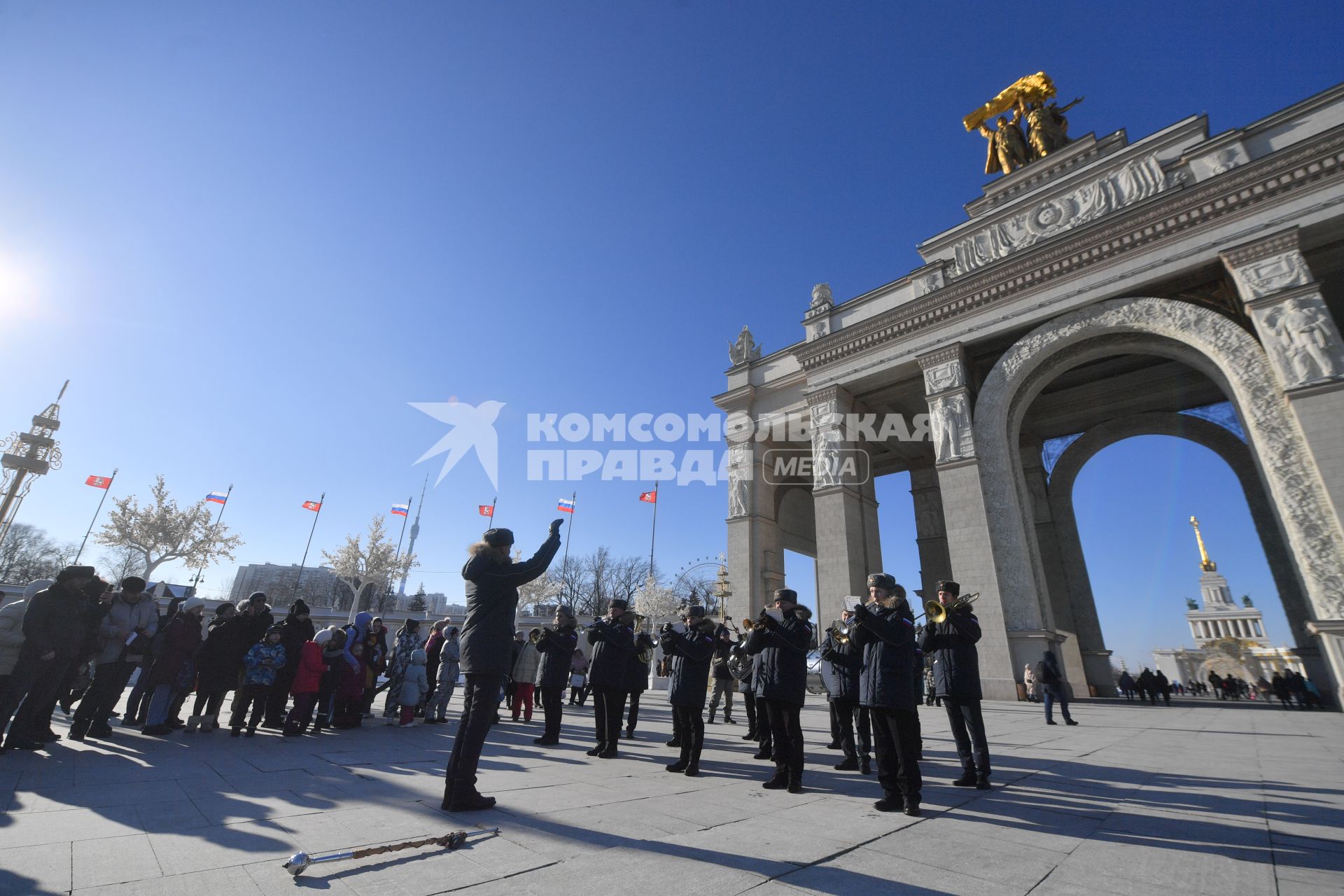 Моска. Участники  парада духовых  оркестров во время  празднования Дня защитника Отечества  на ВДНХ .