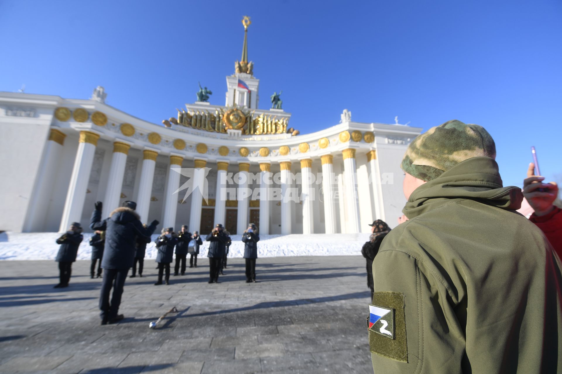 Моска. Участники  парада духовых  оркестров во время  празднования Дня защитника Отечества  на ВДНХ .