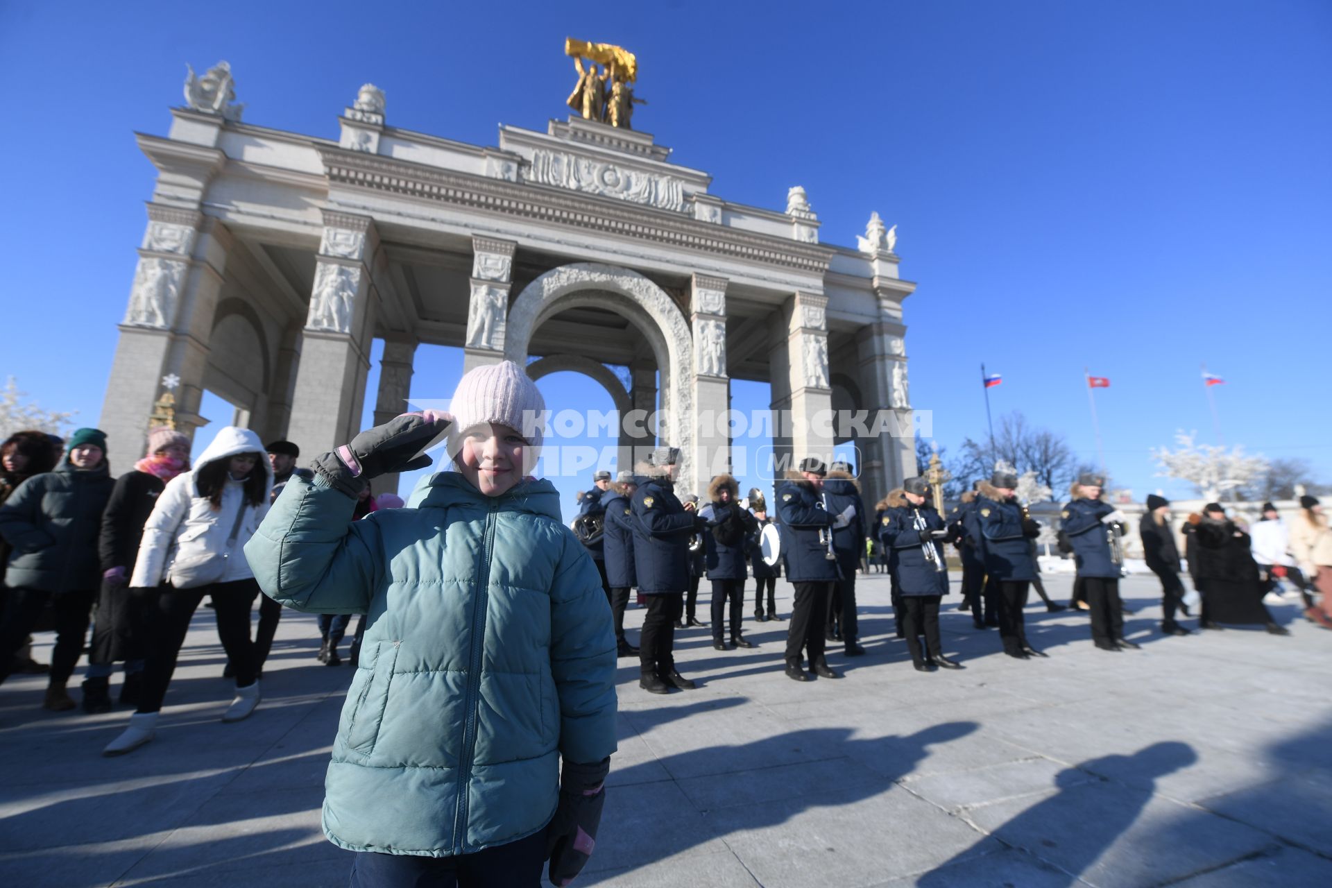 Моска. Участники  парада духовых  оркестров во время  празднования Дня защитника Отечества  на ВДНХ .