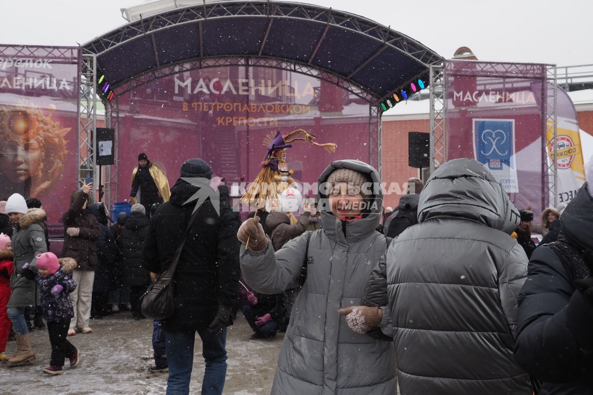 Санкт-Петербург. Горожане во время масленичных гуляний на территории Петропавловской крепости.