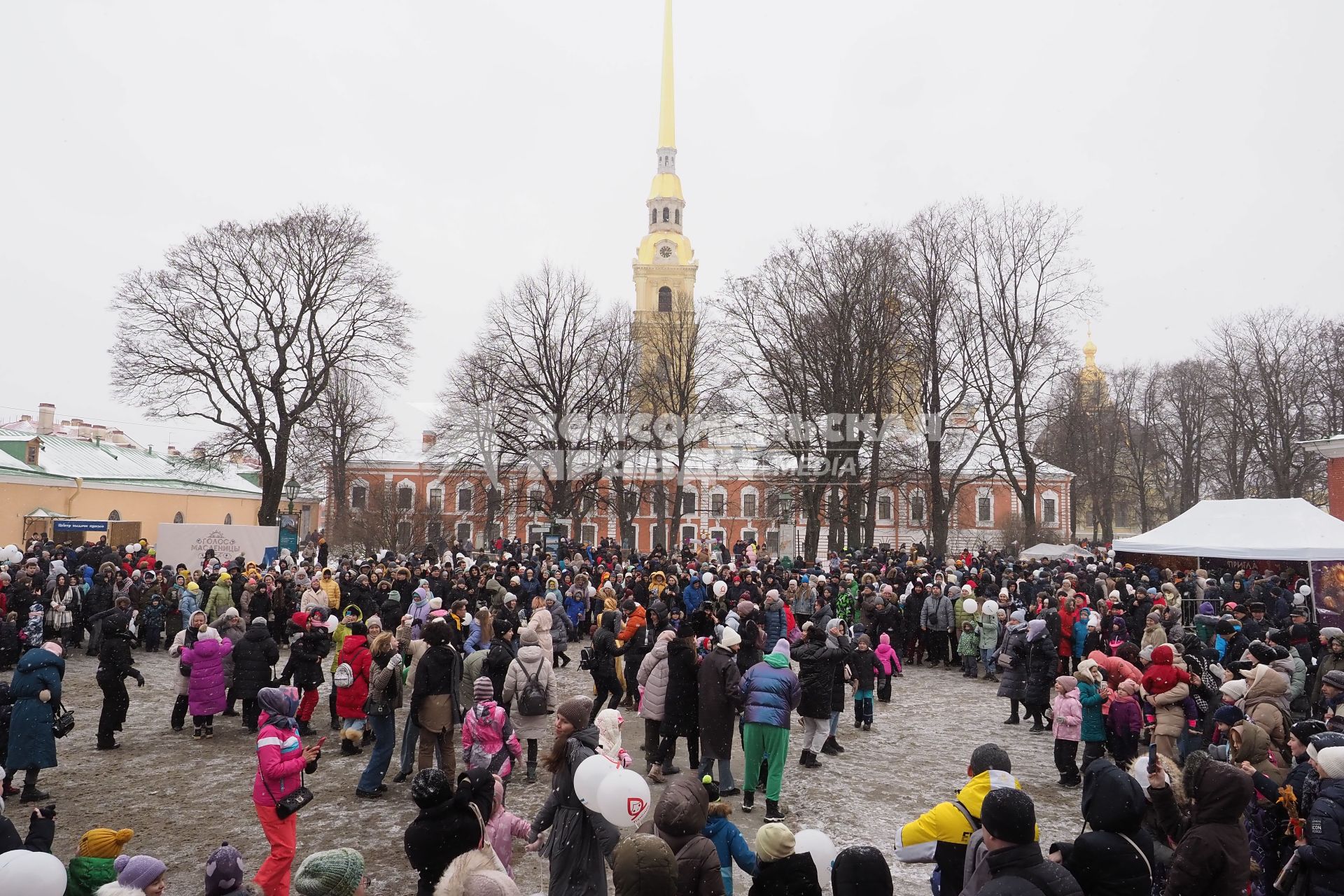 Санкт-Петербург. Горожане во время масленичных гуляний на территории Петропавловской крепости.