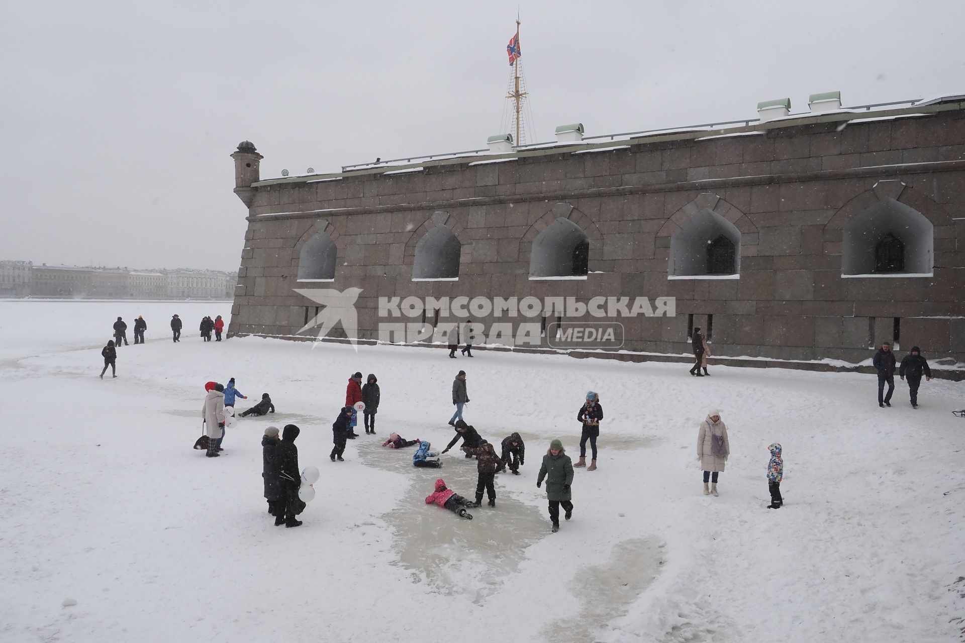 Санкт-Петербург. Люди у стен Петропавловской крепости.