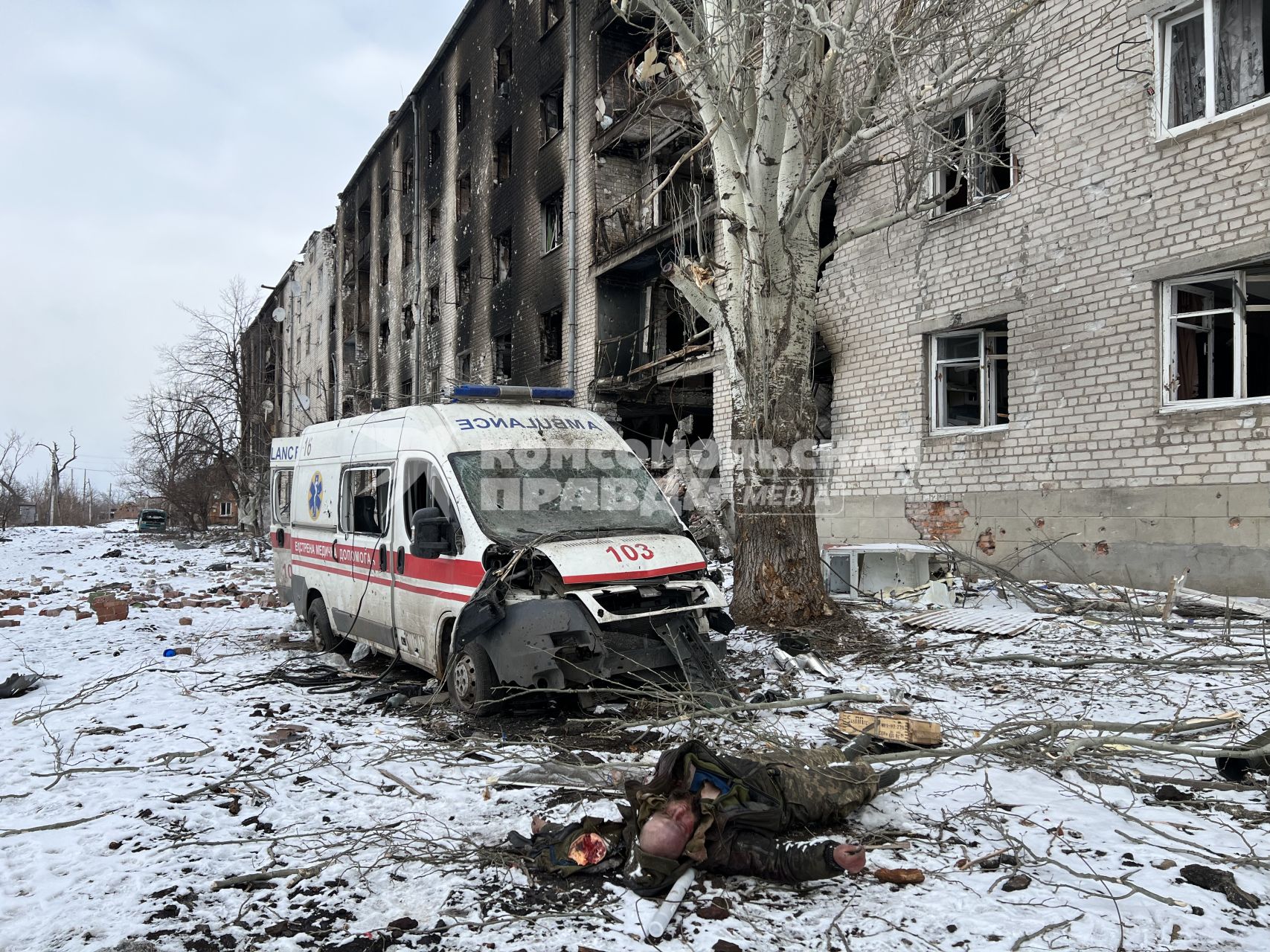 Донецкая область. Пригород Бахмута. п.Красная гора. Труп военнослужащего ВСУ рядом с подбитой машиной скорой помощи.