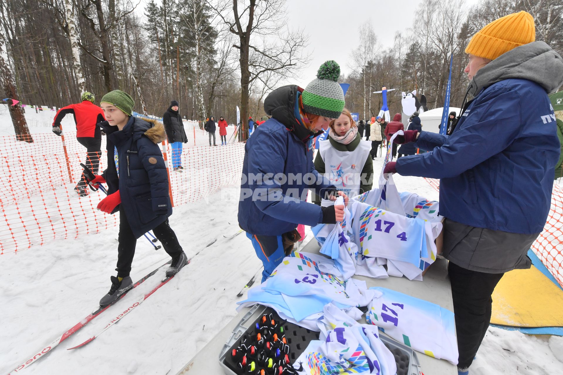 Москва. Городской Центр дополнительного образования `Лаборатория путешествий` празднует `День Арктики` в парке Сокольники. Участники приняли участие в лыжных гонках.