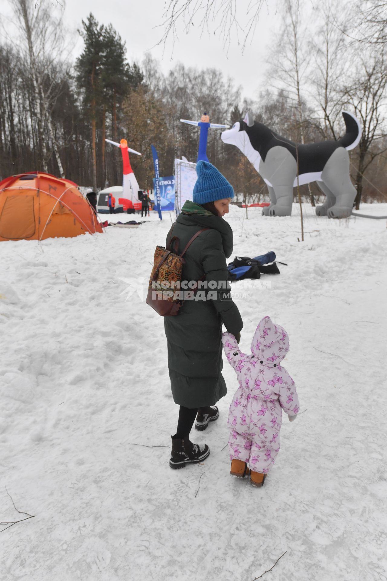 Москва. Женщина с ребенком в парке Сокольники.