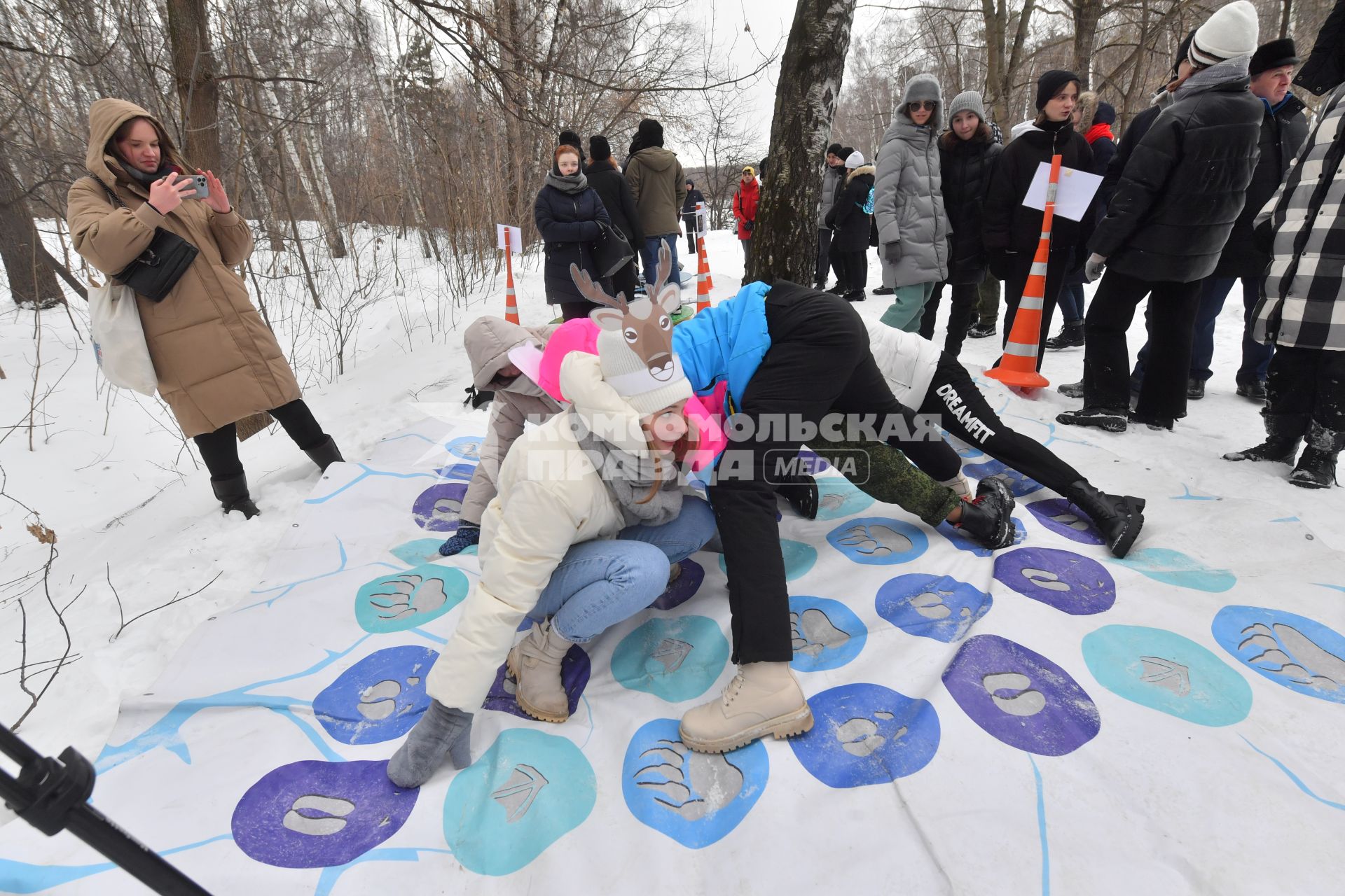 Москва. Городской Центр дополнительного образования `Лаборатория путешествий` празднует `День Арктики` в парке Сокольники. Дети играют в арктический твистер.