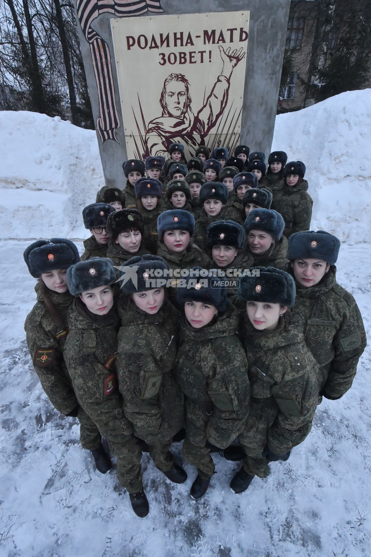 Переславль-Залесский.   Всеармейский конкурс профессионального мастерства среди женщин- военнослужащих `Макияж под камуфляж`в учебном центре связи РВСН.