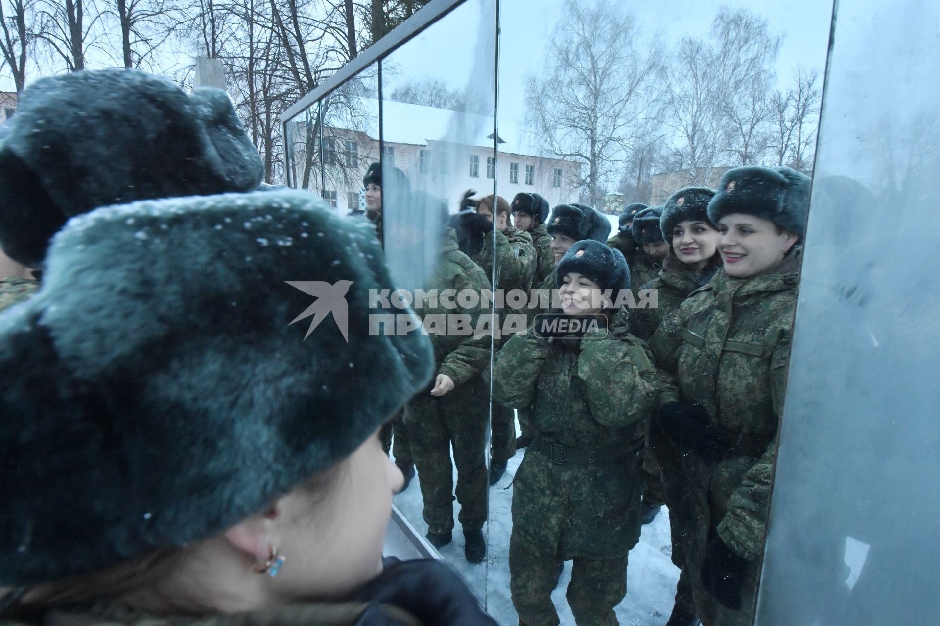 Переславль-Залесский.   Всеармейский конкурс профессионального мастерства среди женщин- военнослужащих `Макияж под камуфляж`в учебном центре связи РВСН.