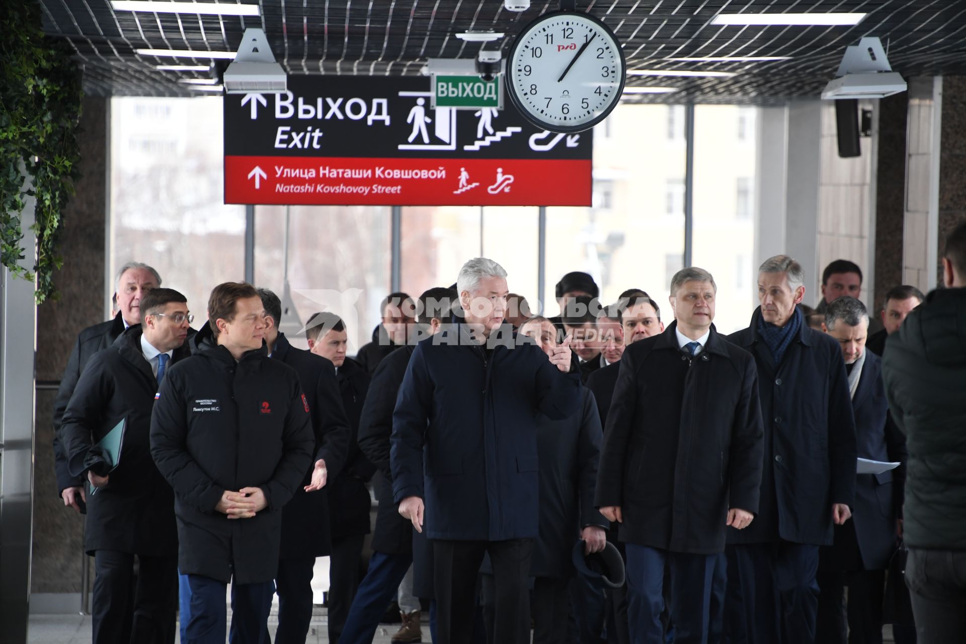 Москва. Заместитель мэра Москвы в правительстве Москвы, руководитель Департамента транспорта и развития дорожно-транспортной инфраструктуры города Москвы Максим Ликсутов (второй слева), мэр Москвы Сергей Собянин (в центре) и генеральный директор - председатель правления ОАО `РЖД` Олег Белозеров (второй справа) на открытии пригородного вокзала `Очаково` Московского центрального диаметра (МЦД-4) после реконструкции.