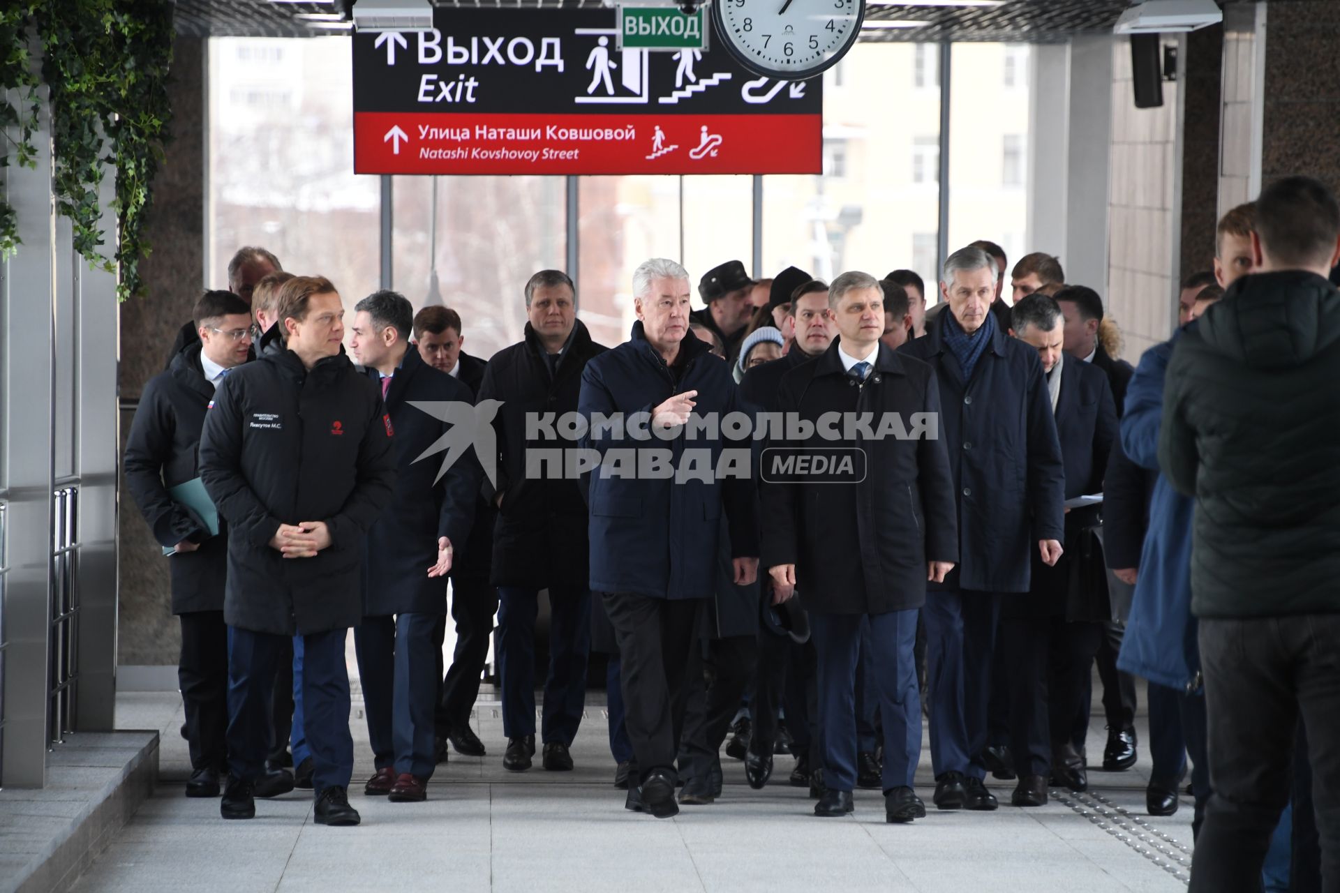 Москва. Заместитель мэра Москвы в правительстве Москвы, руководитель Департамента транспорта и развития дорожно-транспортной инфраструктуры города Москвы Максим Ликсутов (слева), мэр Москвы Сергей Собянин (в центре) и генеральный директор - председатель правления ОАО `РЖД` Олег Белозеров (второй справа) на открытии пригородного вокзала `Очаково` Московского центрального диаметра (МЦД-4) после реконструкции.