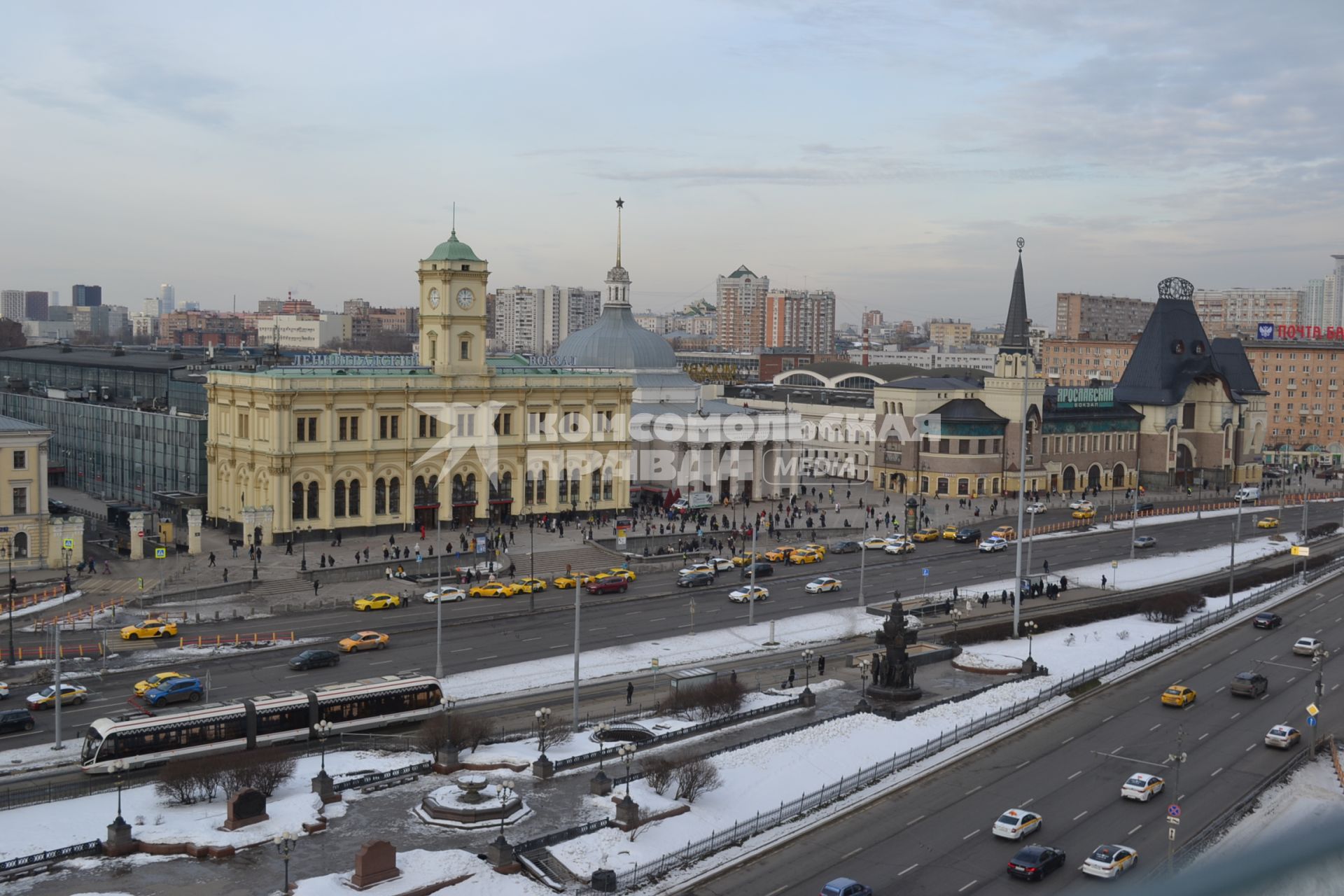 Москва. Вид здания Ленинградского вокзала, метро `Комсомольская` и Ярославского вокзала (слева направо) со смотровой площадки на Казанском вокзале.