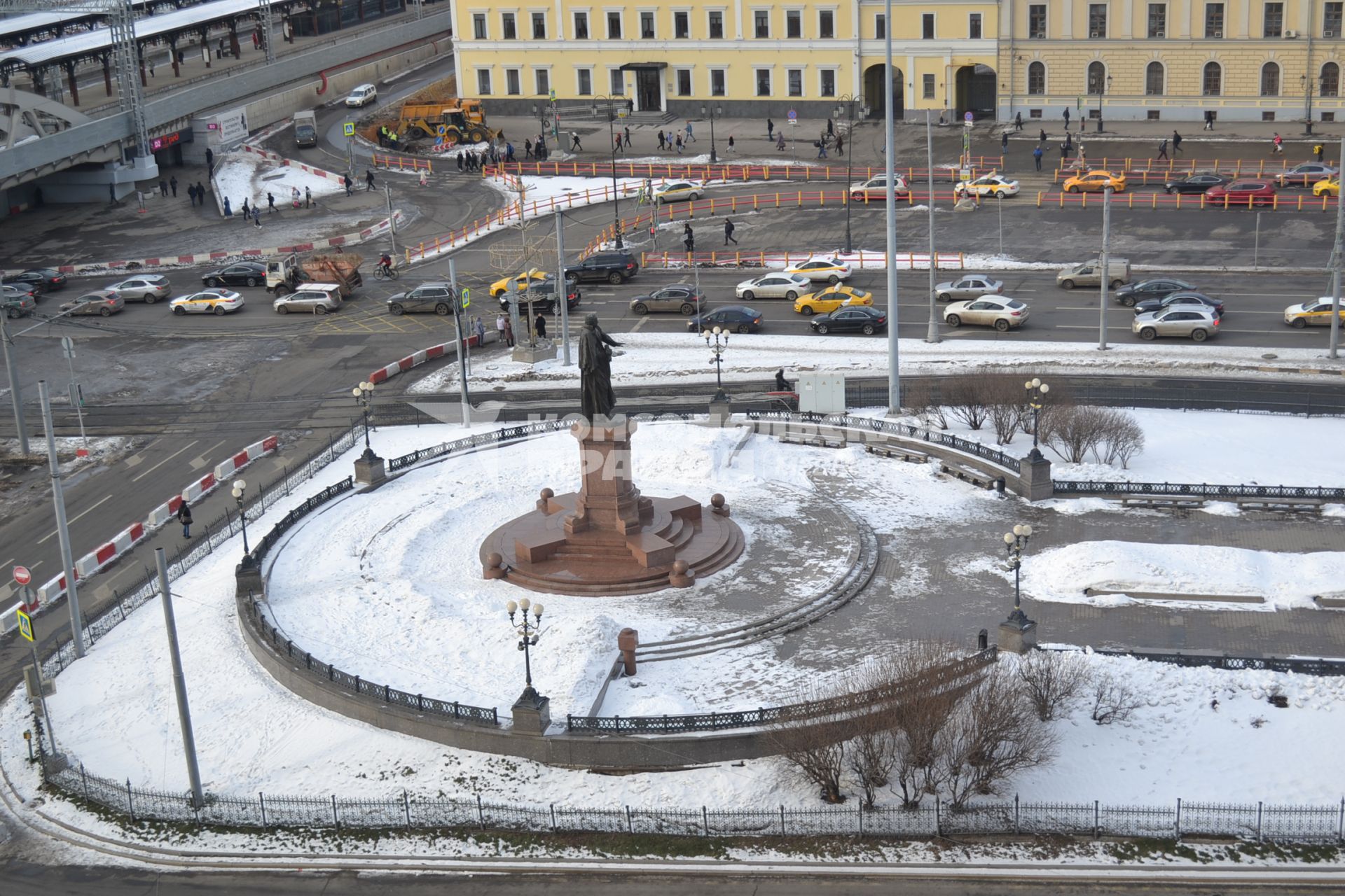 Москва. Вид на памятник первому министру путей сообщения Павлу Мельникову со смотровой площадки на Казанском вокзале.