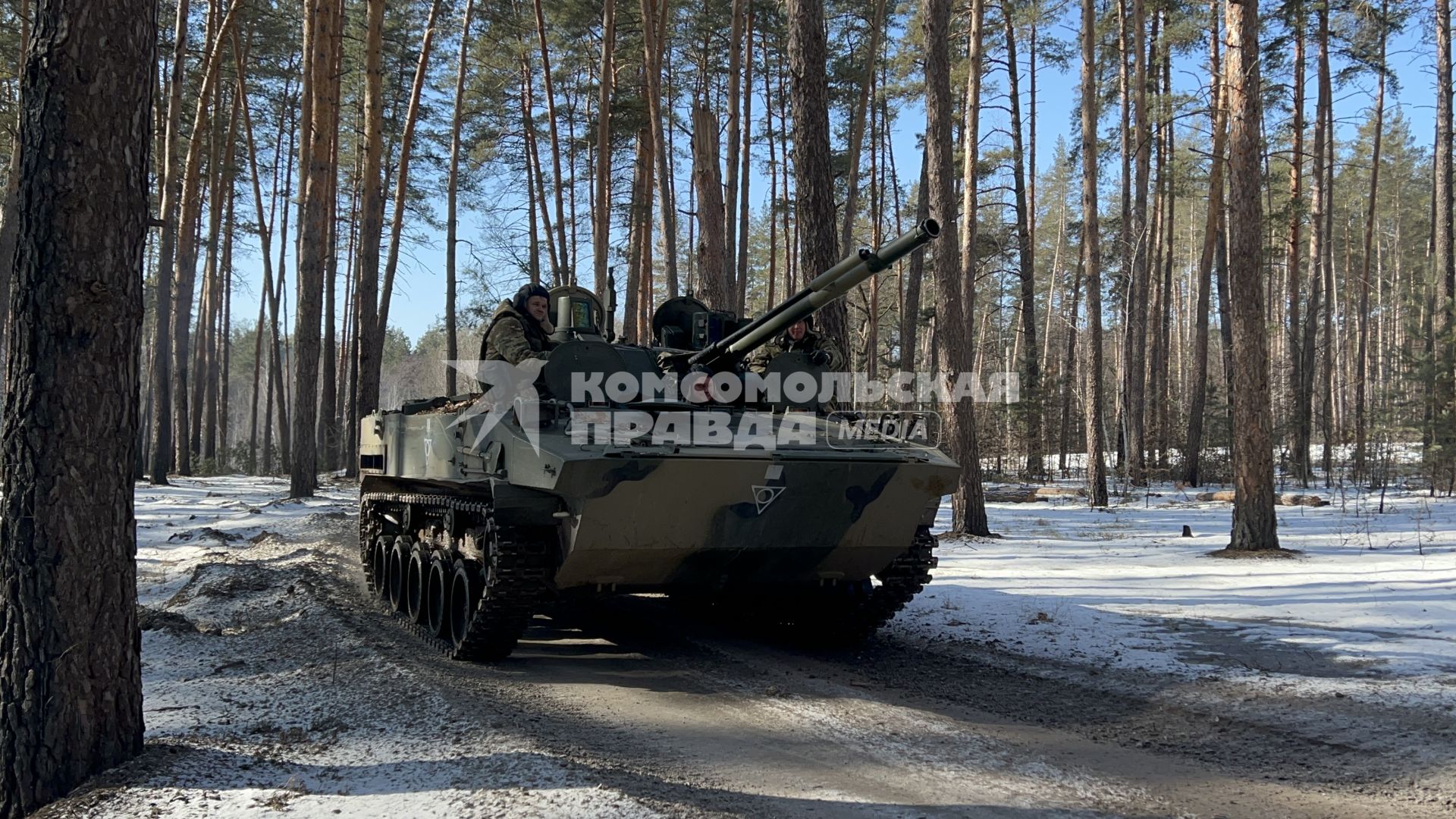 Луганская область. Военнослужащие 76-й гвардейской воздушно-десантной дивизии едут на БМД-4 на Сватовском направлении под Кременной.