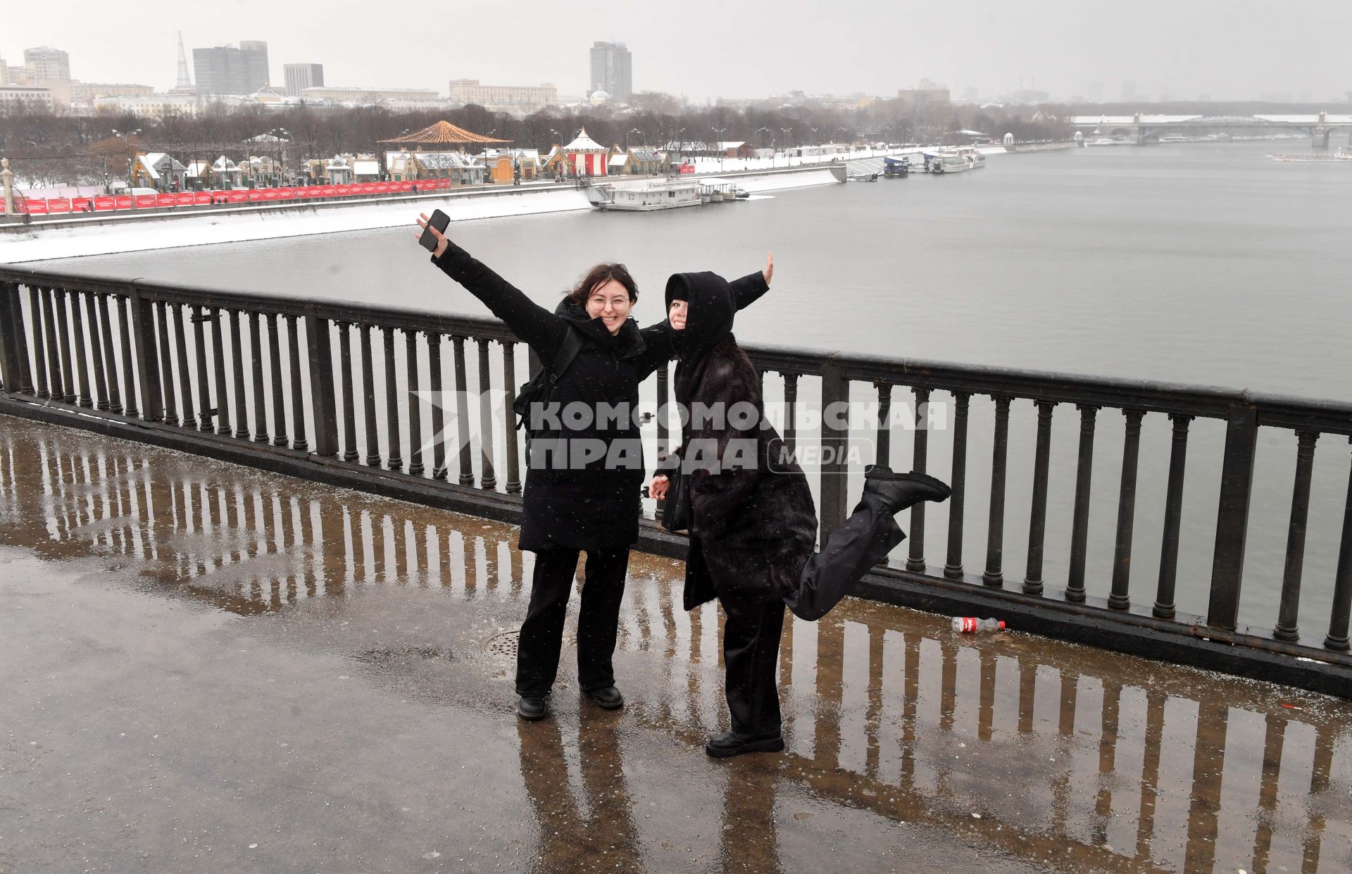 Москва.  Девушки на  Крымском мосту у Парка Культуры Горького.