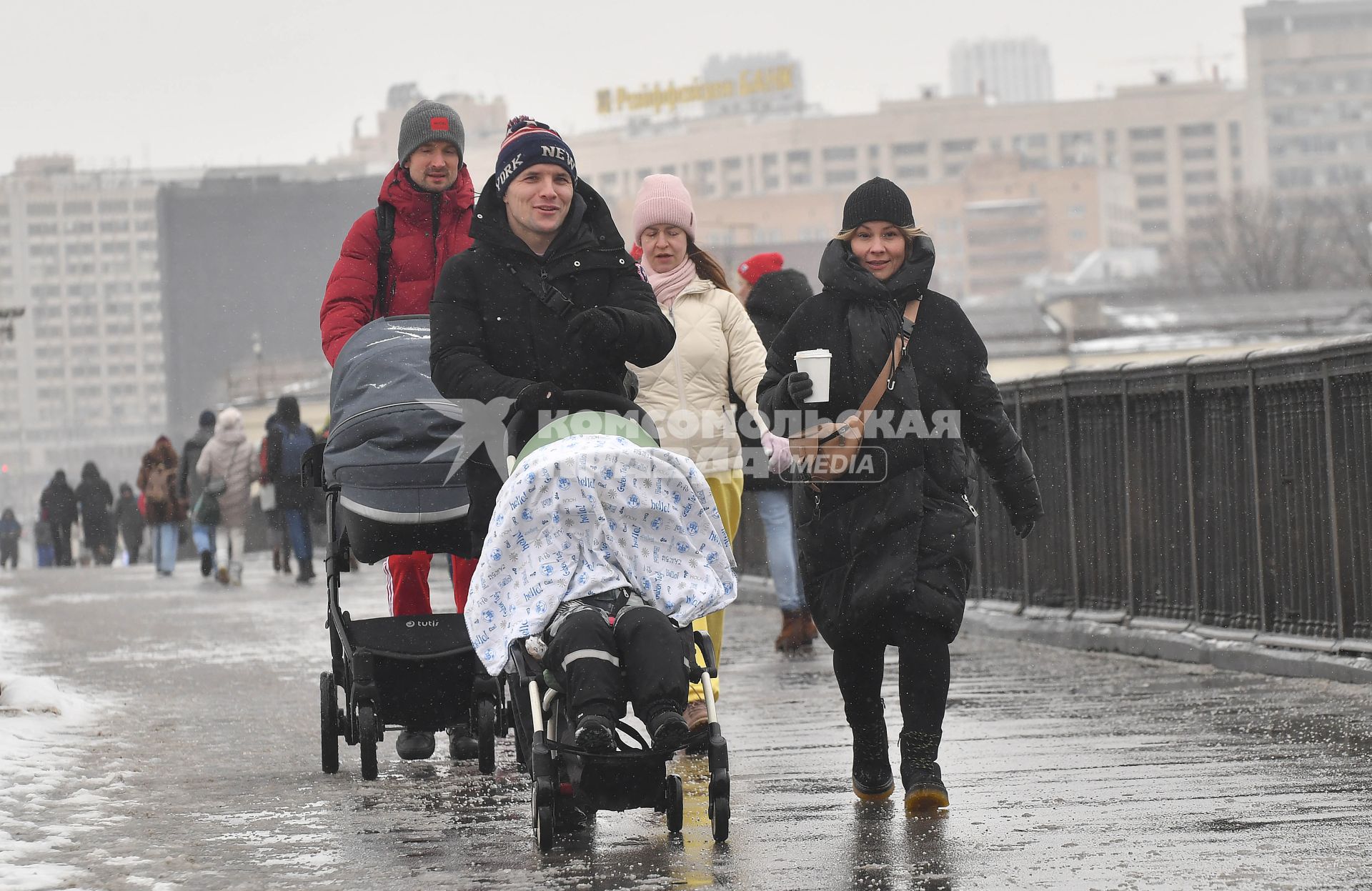 Москва.   Прохожие на улице.