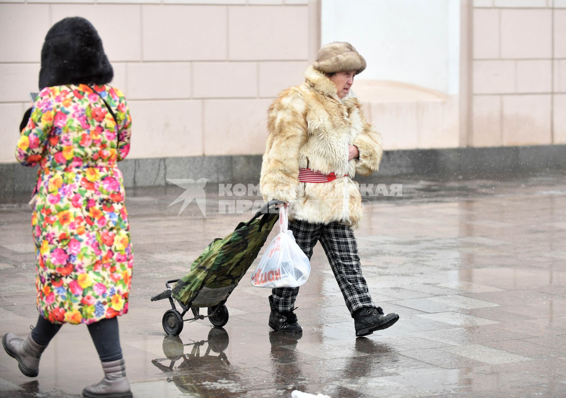 Москва.   Прохожие на улице.