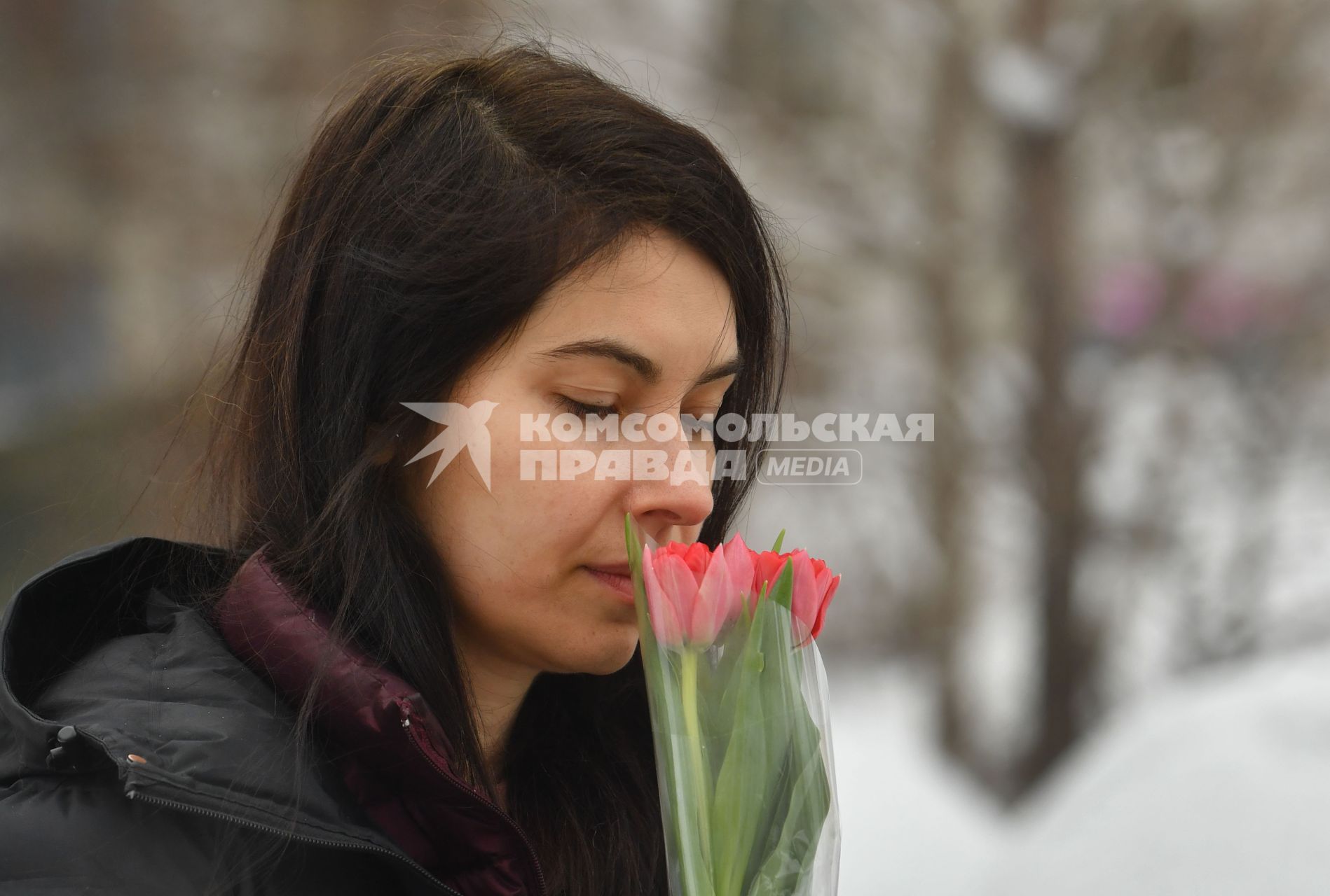 Москва.  Женщина с букетом тюльпанов  в международный женский день 8 Марта.