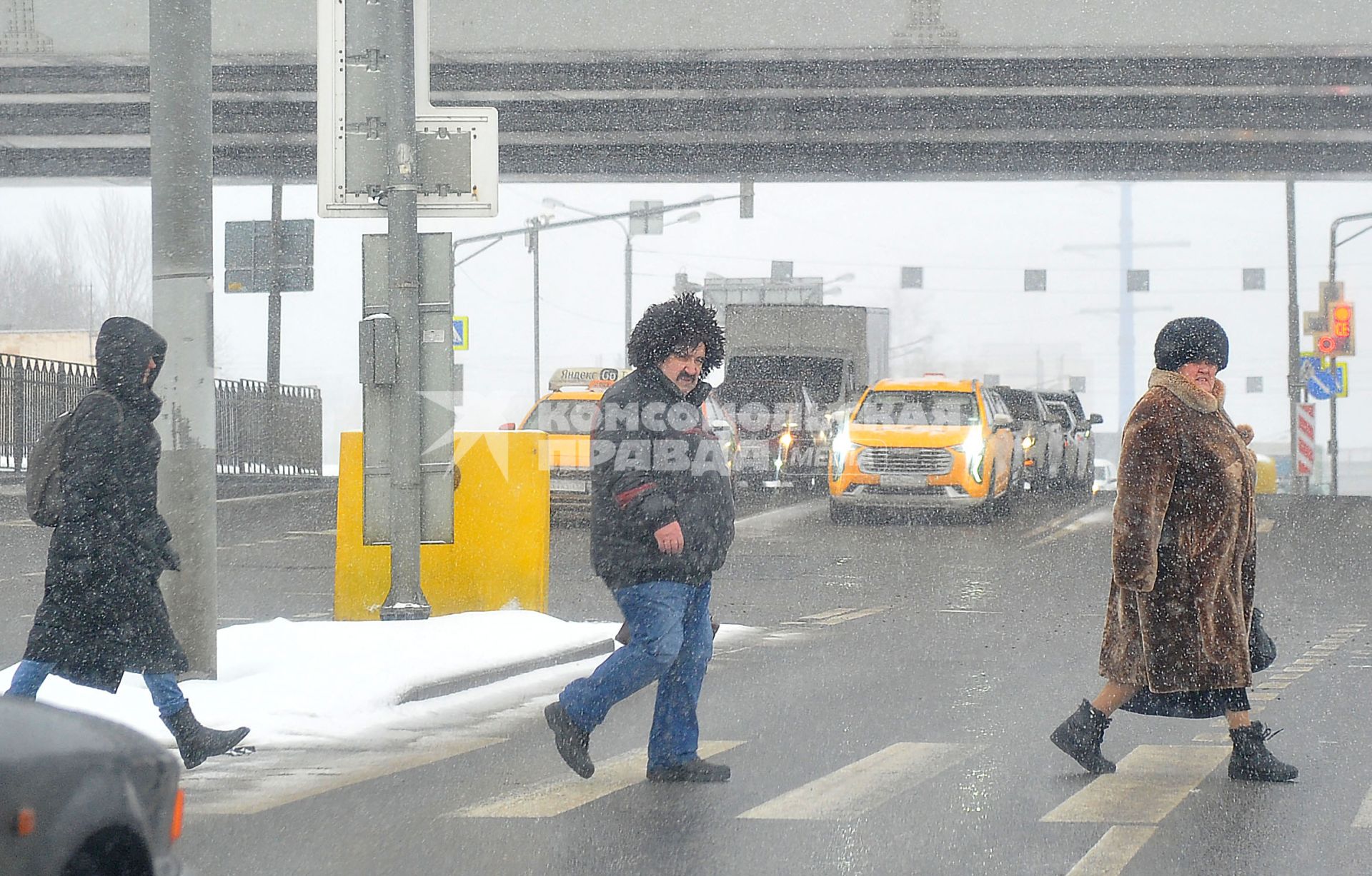 Москва. Пешеходы на улице.