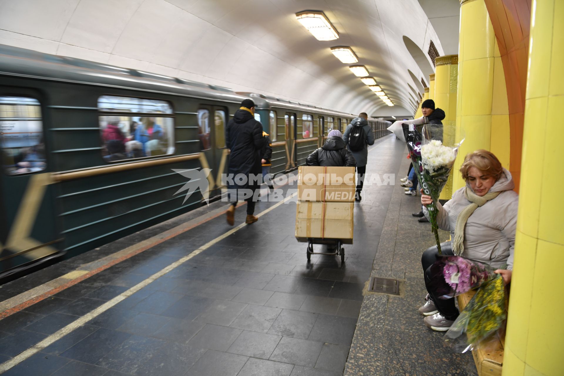 Москва. Пассажиры на станции метро `Рижская`.