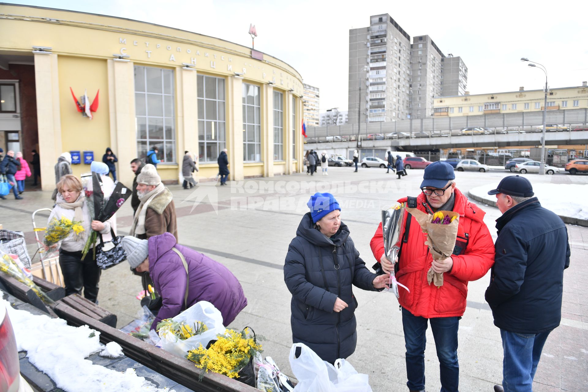 Москва. Продажа цветов у станции метро `Рижская` в преддверии Международного женского дня.