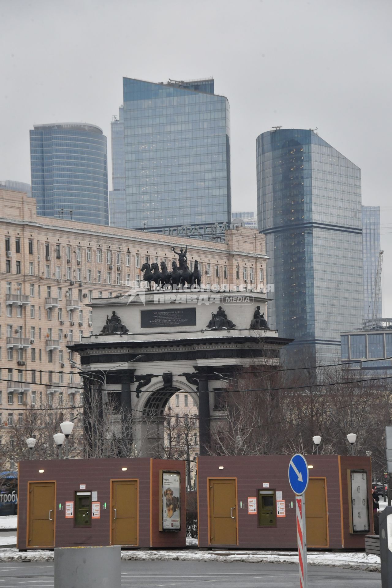 Москва.  Вид на Кутузовский проспект и триумфальную арку.