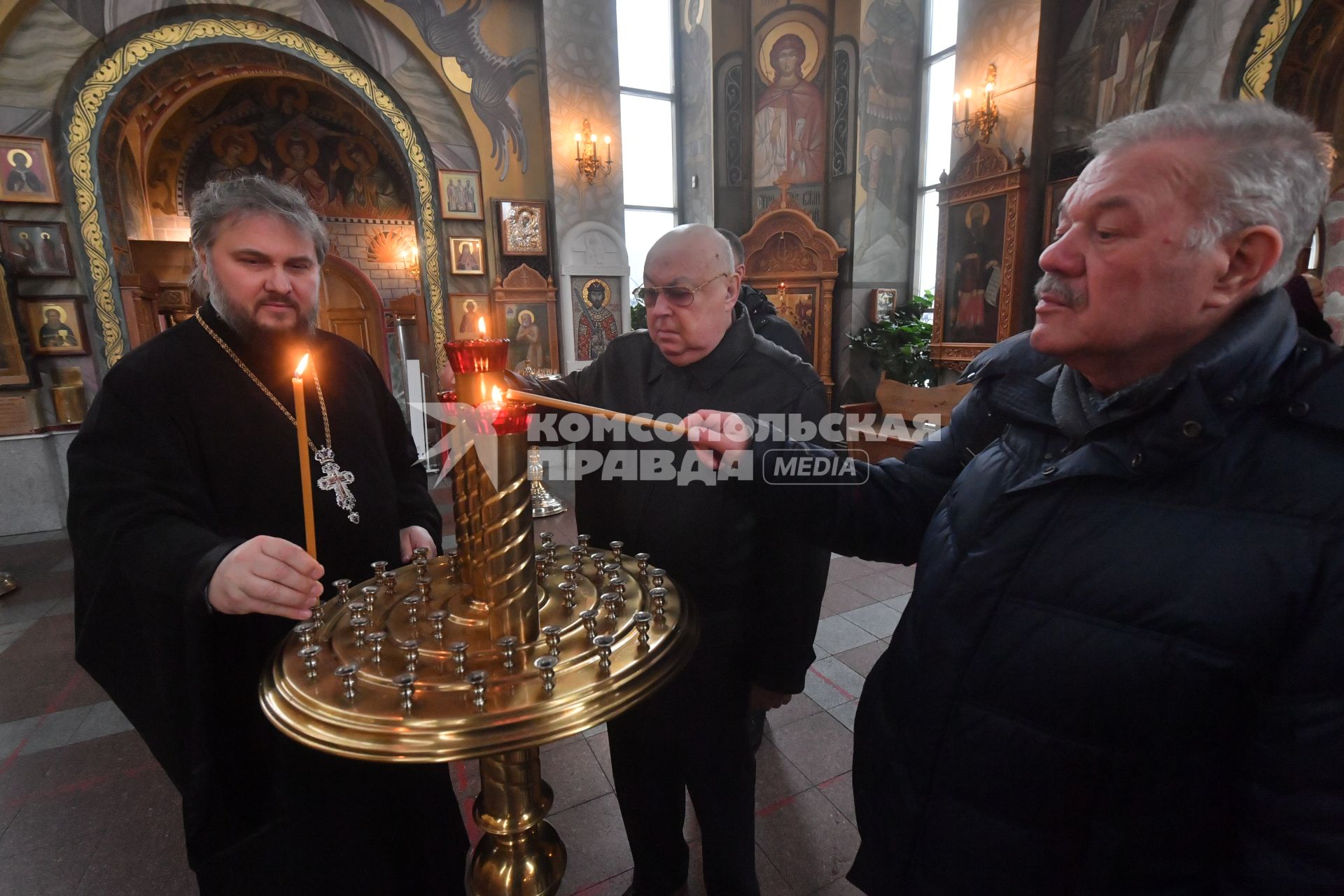 Москва. Настоятель храма Георгия Победоносца на Поклонной горе протоиерей Серафим Владимирович Недосекин, депутат Государственной Думы, советник Патриарха по строительству и советник мэра Москвы Владимир Ресин  и  корреспондент `Комсомольской правды` Александр Гамов (слева направо).