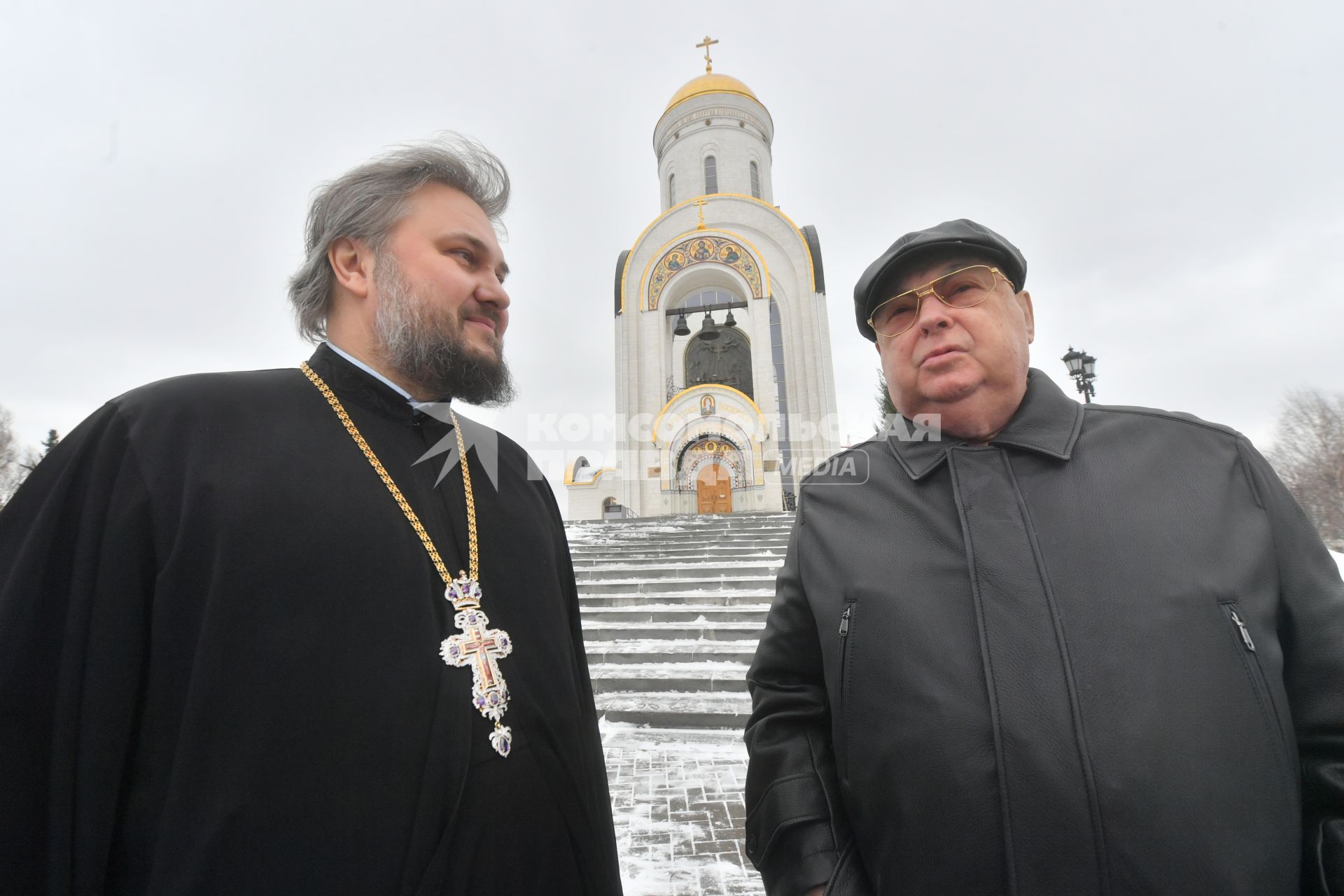 Москва. Настоятель храма Георгия Победоносца на Поклонной горе протоиерей Серафим Владимирович Недосекин и депутат Государственной Думы, советник Патриарха по строительству и советник мэра Москвы Владимир Ресин (справа).