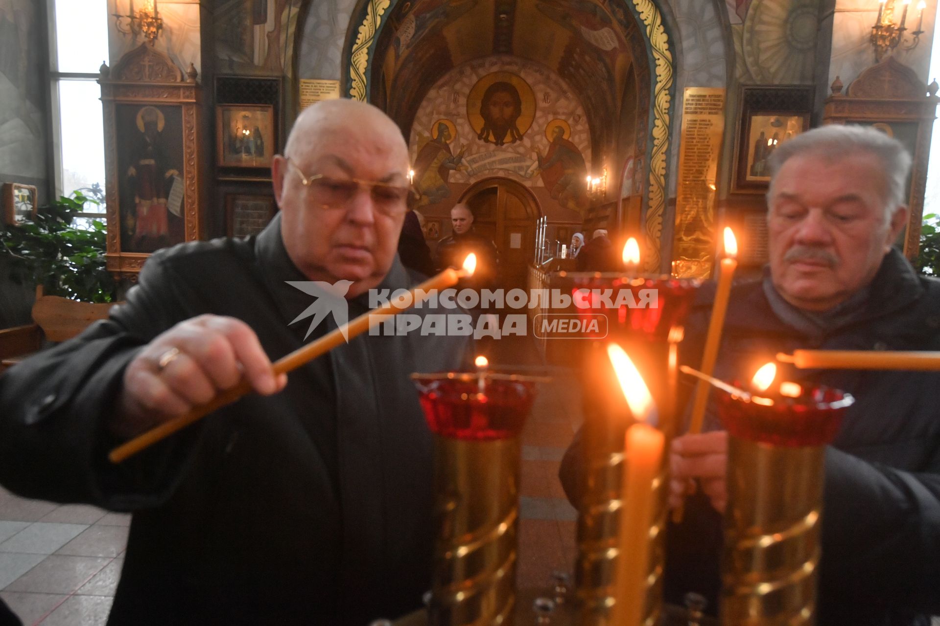 Москва. Депутат Государственной Думы, советник Патриарха по строительству и советник мэра Москвы Владимир Ресин  и  корреспондент `Комсомольской правды` Александр Гамов (слева направо).