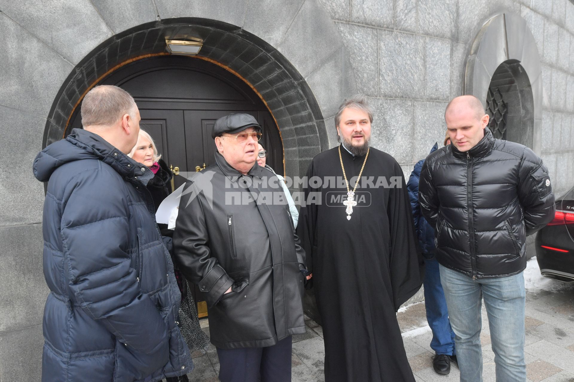 Москва. Настоятель храма Георгия Победоносца на Поклонной горе протоиерей Серафим Владимирович Недосекин и депутат Государственной Думы, советник Патриарха по строительству и советник мэра Москвы Владимир Ресин (в центре).