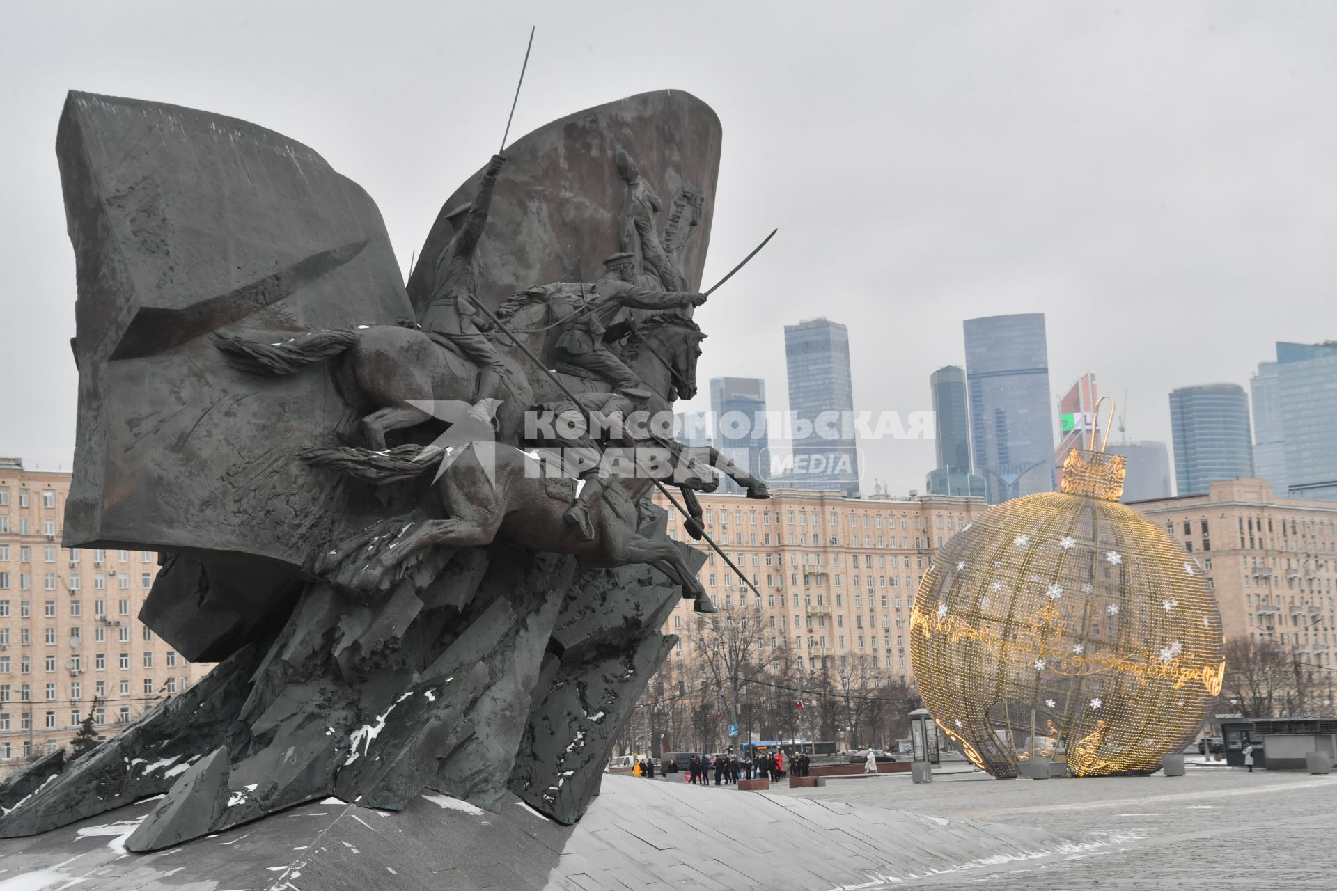 Москва.  Вид на Кутузовский проспект. Памятник Солдатам Первой Мировой Войны.