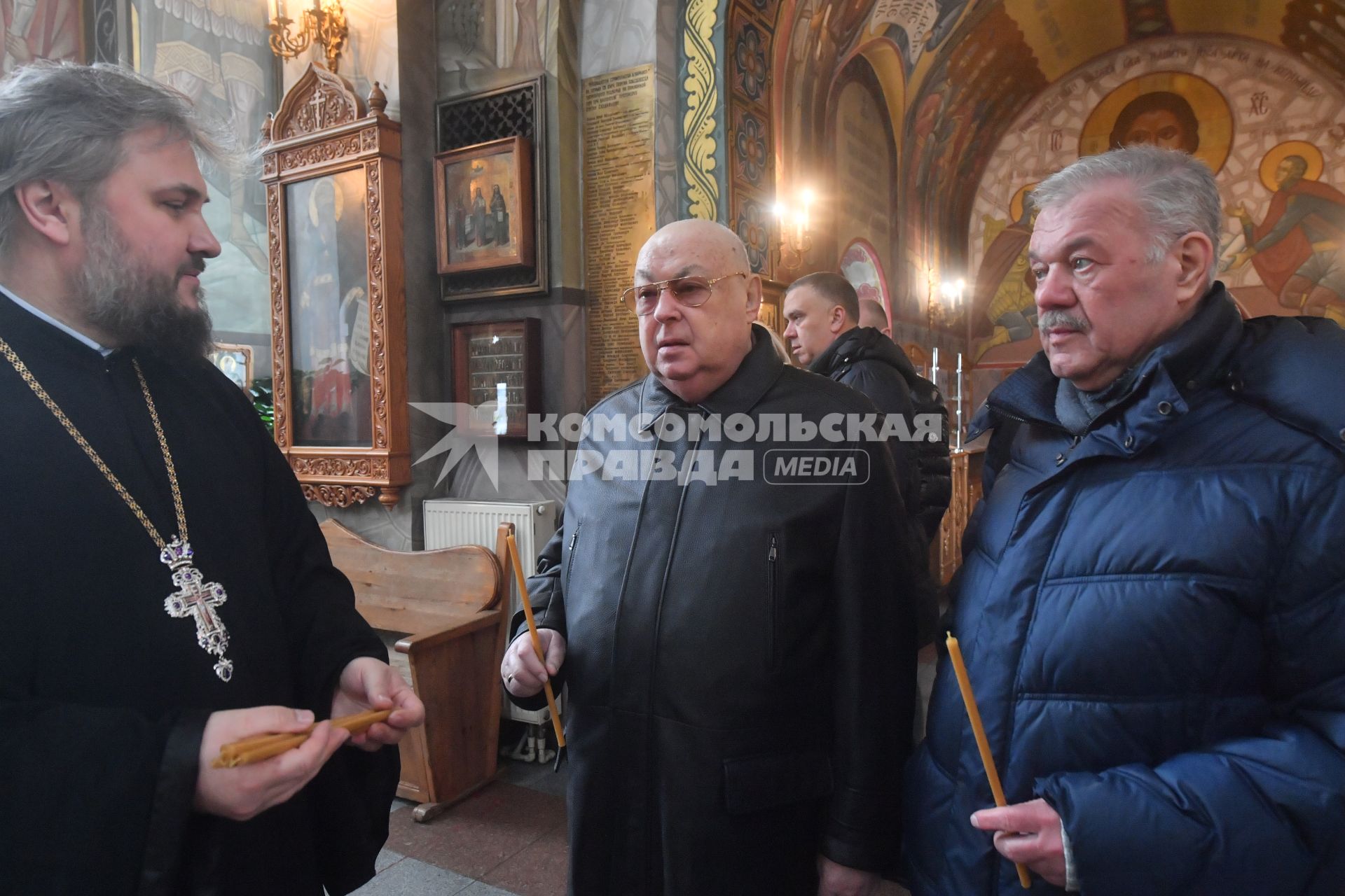 Москва. Настоятель храма Георгия Победоносца на Поклонной горе протоиерей Серафим Владимирович Недосекин, депутат Государственной Думы, советник Патриарха по строительству и советник мэра Москвы Владимир Ресин  и  корреспондент `Комсомольской правды` Александр Гамов (слева направо).