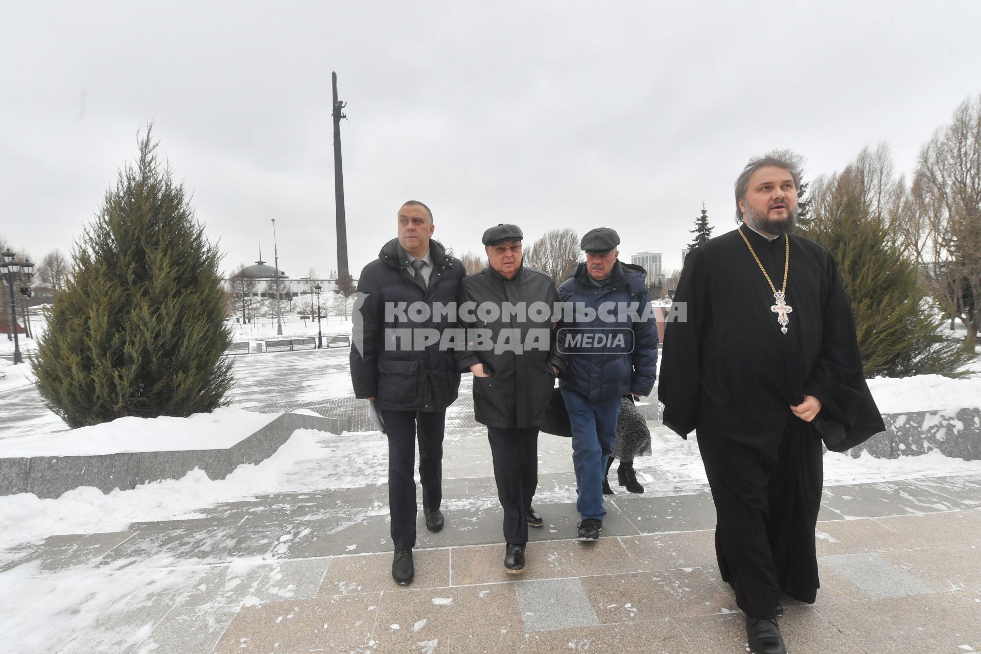 Москва. Настоятель храма Георгия Победоносца на Поклонной горе протоиерей Серафим Владимирович Недосекин и депутат Государственной Думы, советник Патриарха по строительству и советник мэра Москвы Владимир Ресин (в центре).