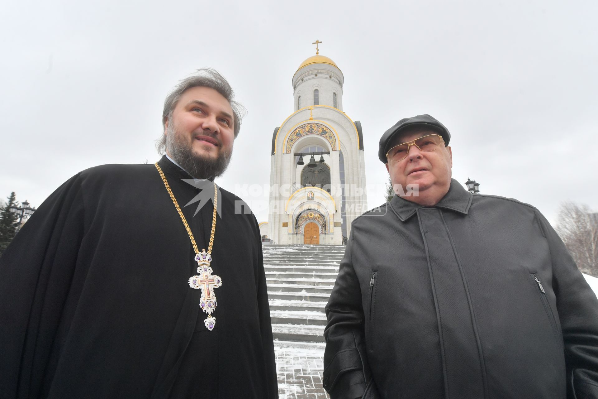 Москва. Настоятель храма Георгия Победоносца на Поклонной горе протоиерей Серафим Владимирович Недосекин и депутат Государственной Думы, советник Патриарха по строительству и советник мэра Москвы Владимир Ресин (справа).