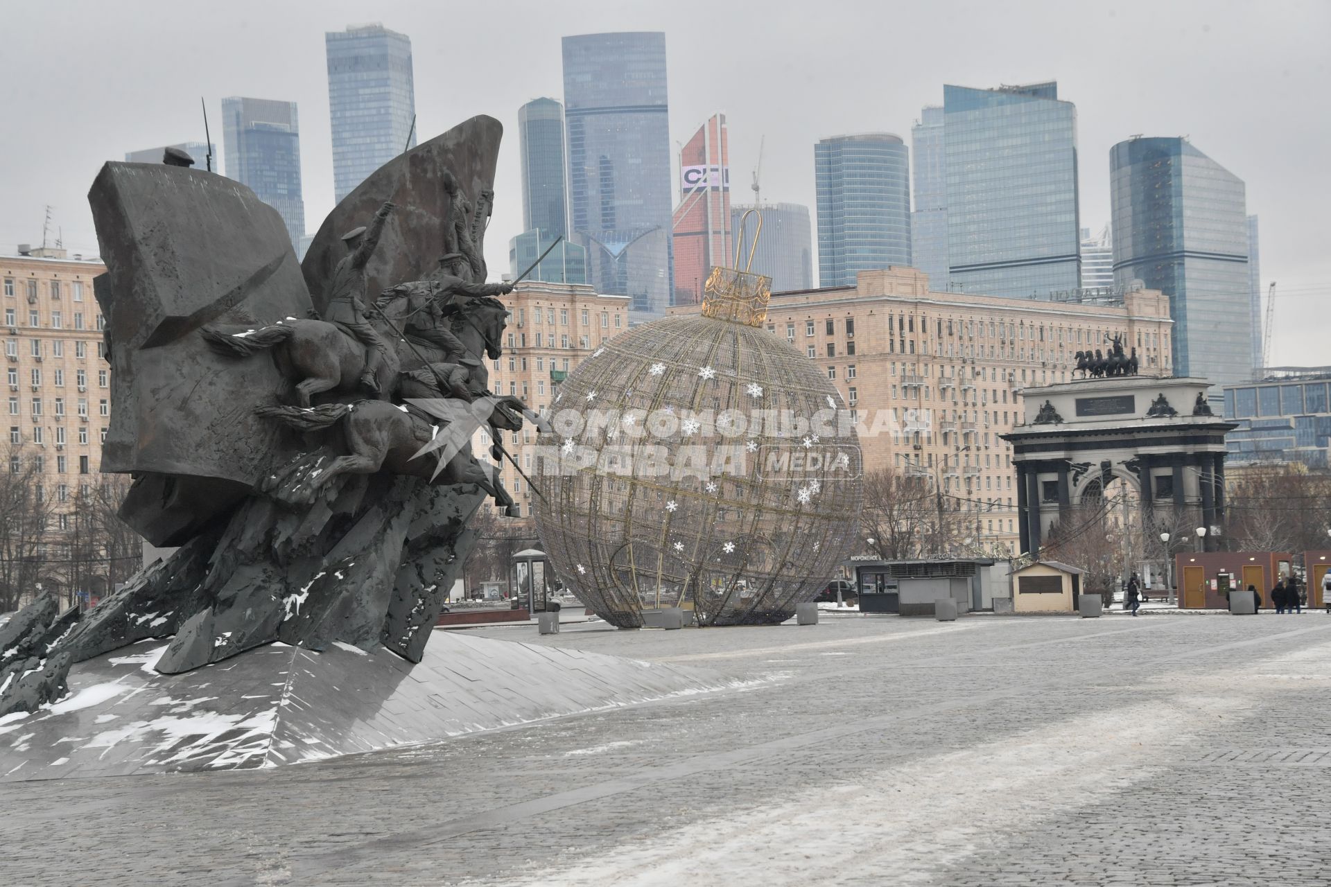 Москва.  Вид на Кутузовский проспект и триумфальную арку. Памятник Солдатам Первой Мировой Войны.