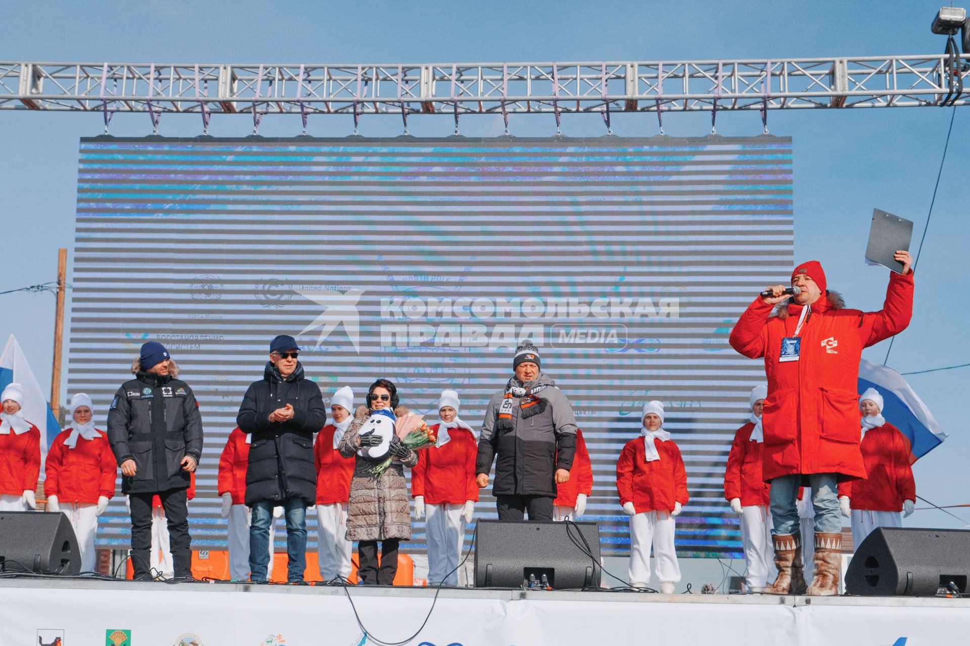 Иркутская область. Большое Голоустное. Депутат Государственной Думы Федерального собрания Российской Федерации, посол доброй воли Программы ООН по окружающей среде (ЮНЕП), хоккеист, двукратный олимпийский чемпион Вячеслав Фетисов (второй слева на первом плане) и советская фигуристка, трехкратная олимпийская чемпионка, депутат Государственной Думы Ирина Роднина перед звездным хоккейным матчем на льду озера Байкал.