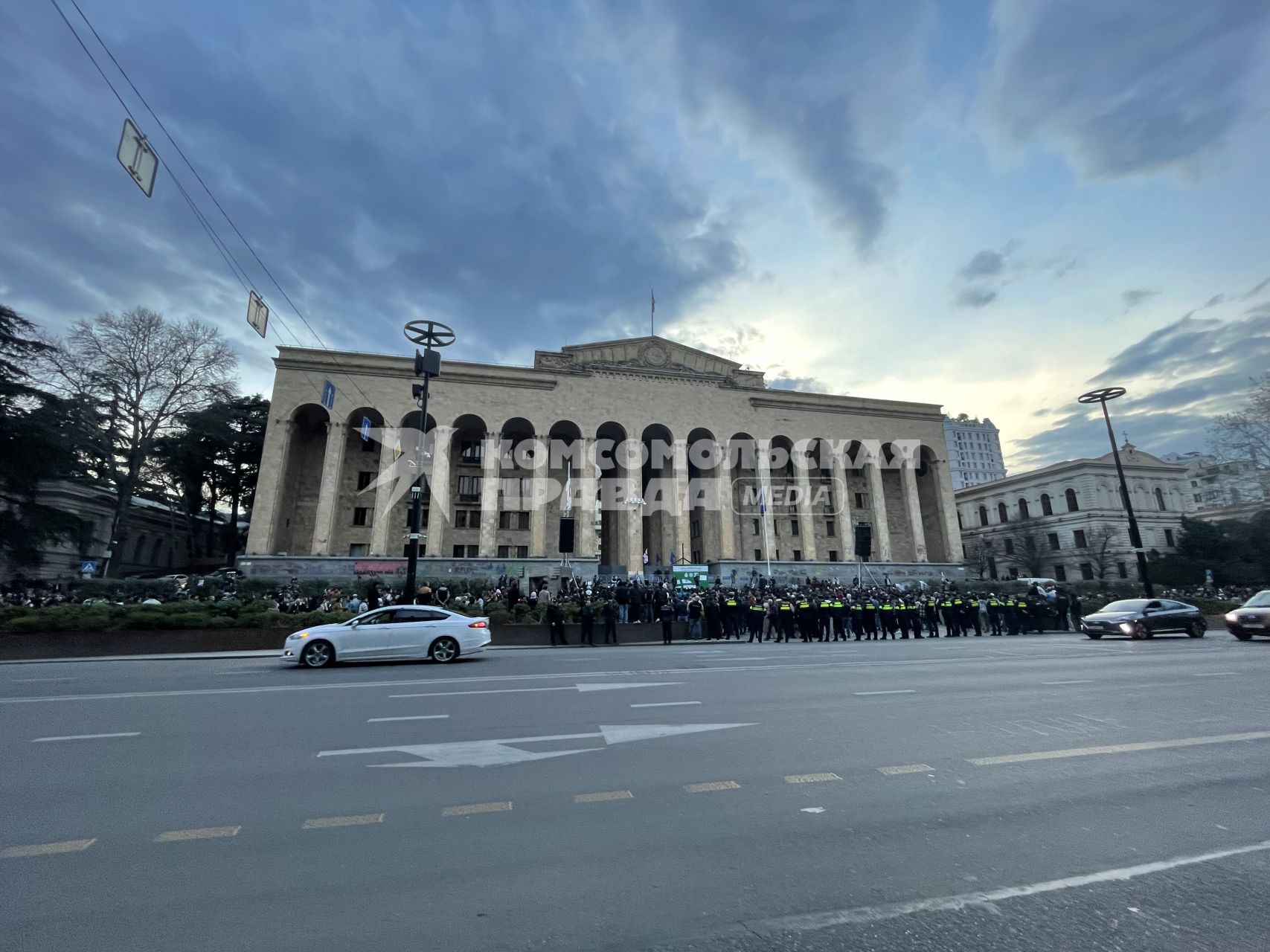 Грузия. г.Тбилиси. Участники акции протеста против законопроекта об иноагентах у здания парламента Грузии.