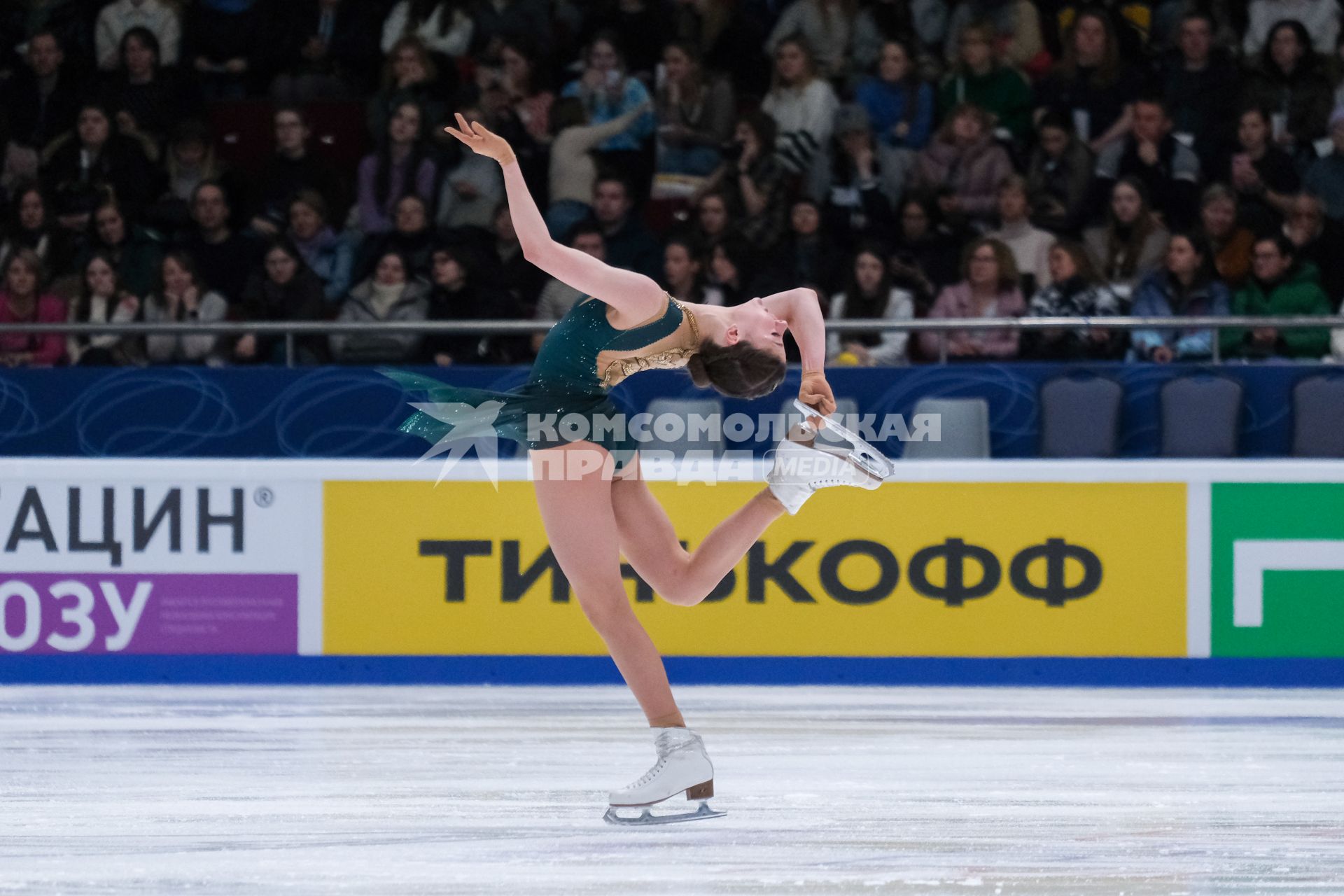 Санкт-Петербург. Фигуристка Анна Фролова выступает с короткой программой в женском одиночном катании в финале Кубка России `Гран-при России` по фигурному катанию.