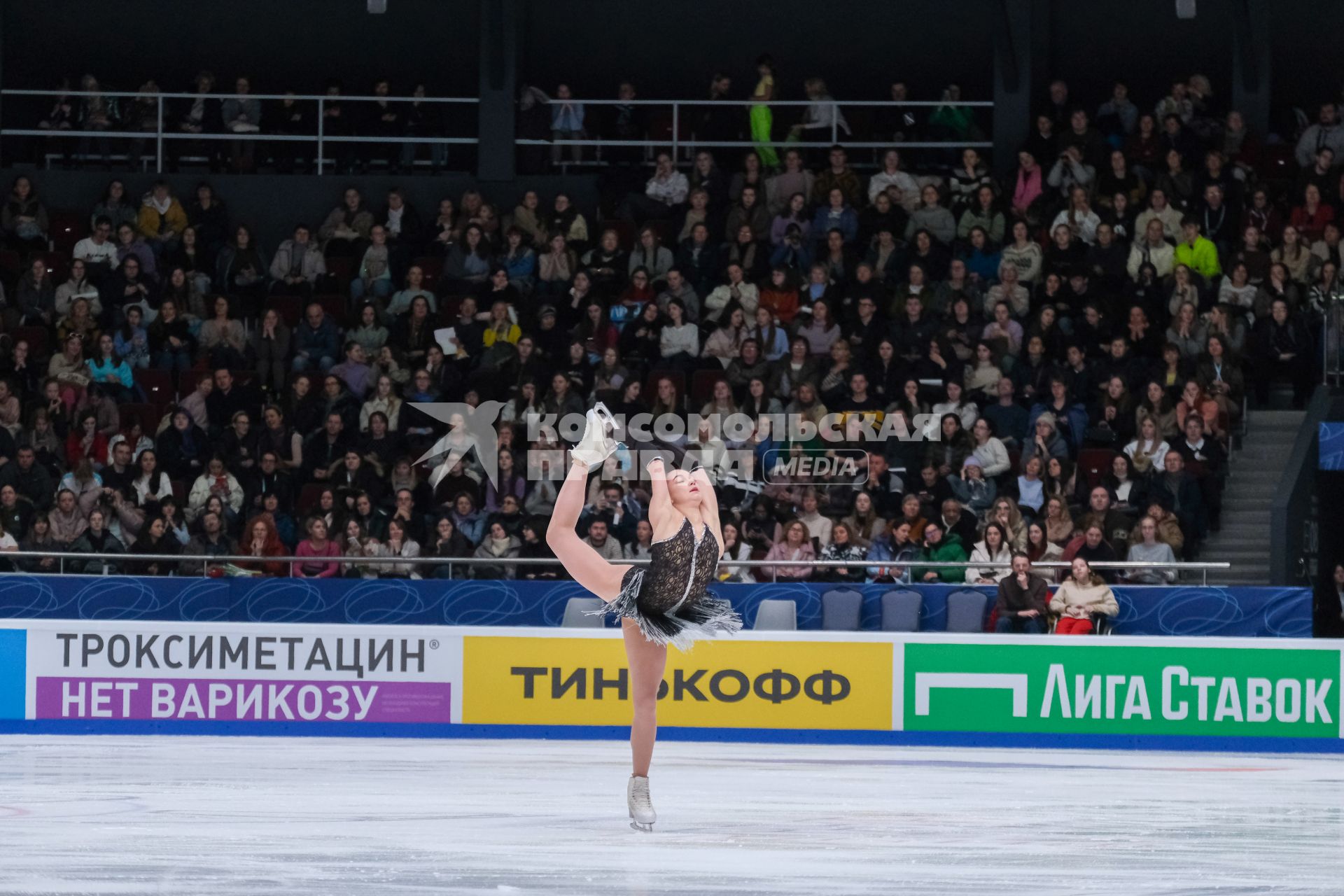 Санкт-Петербург. Фигуристка Ксения Гущина выступает с произвольной программой в женском одиночном катании в финале Кубка России `Гран-при России` по фигурному катанию.