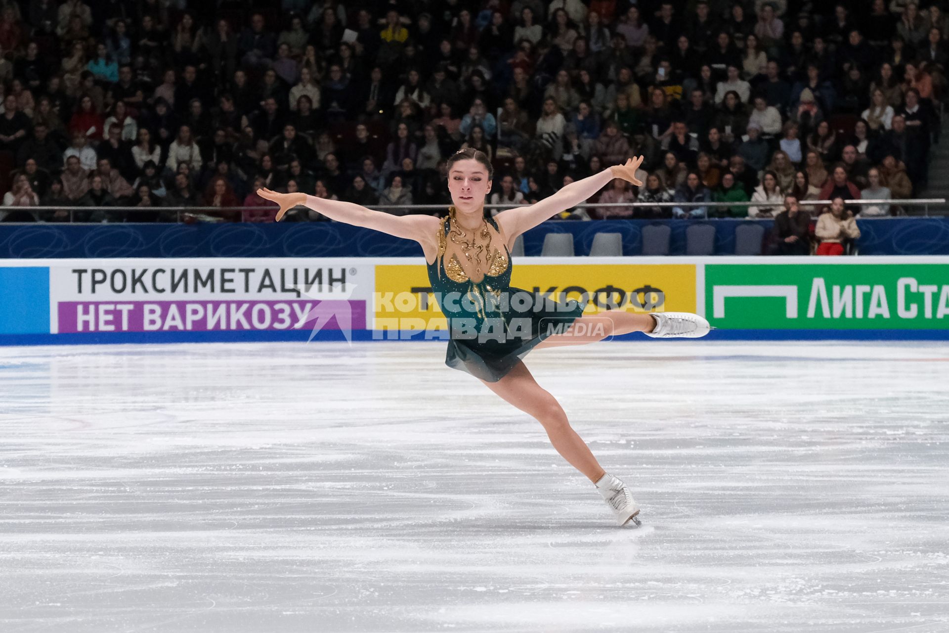 Санкт-Петербург. Фигуристка Анна Фролова выступает с короткой программой в женском одиночном катании в финале Кубка России `Гран-при России` по фигурному катанию.