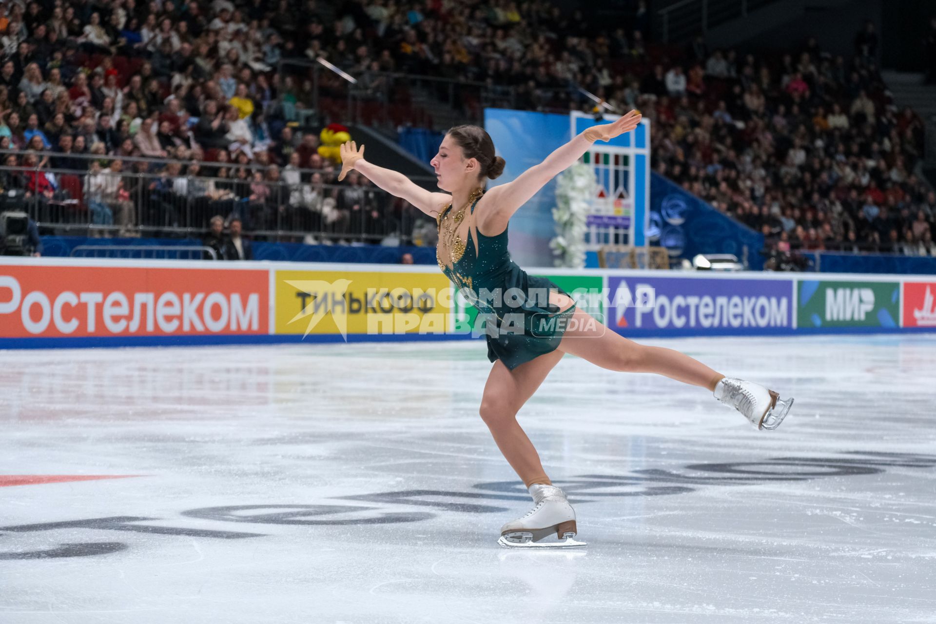 Санкт-Петербург. Фигуристка Анна Фролова выступает с короткой программой в женском одиночном катании в финале Кубка России `Гран-при России` по фигурному катанию.