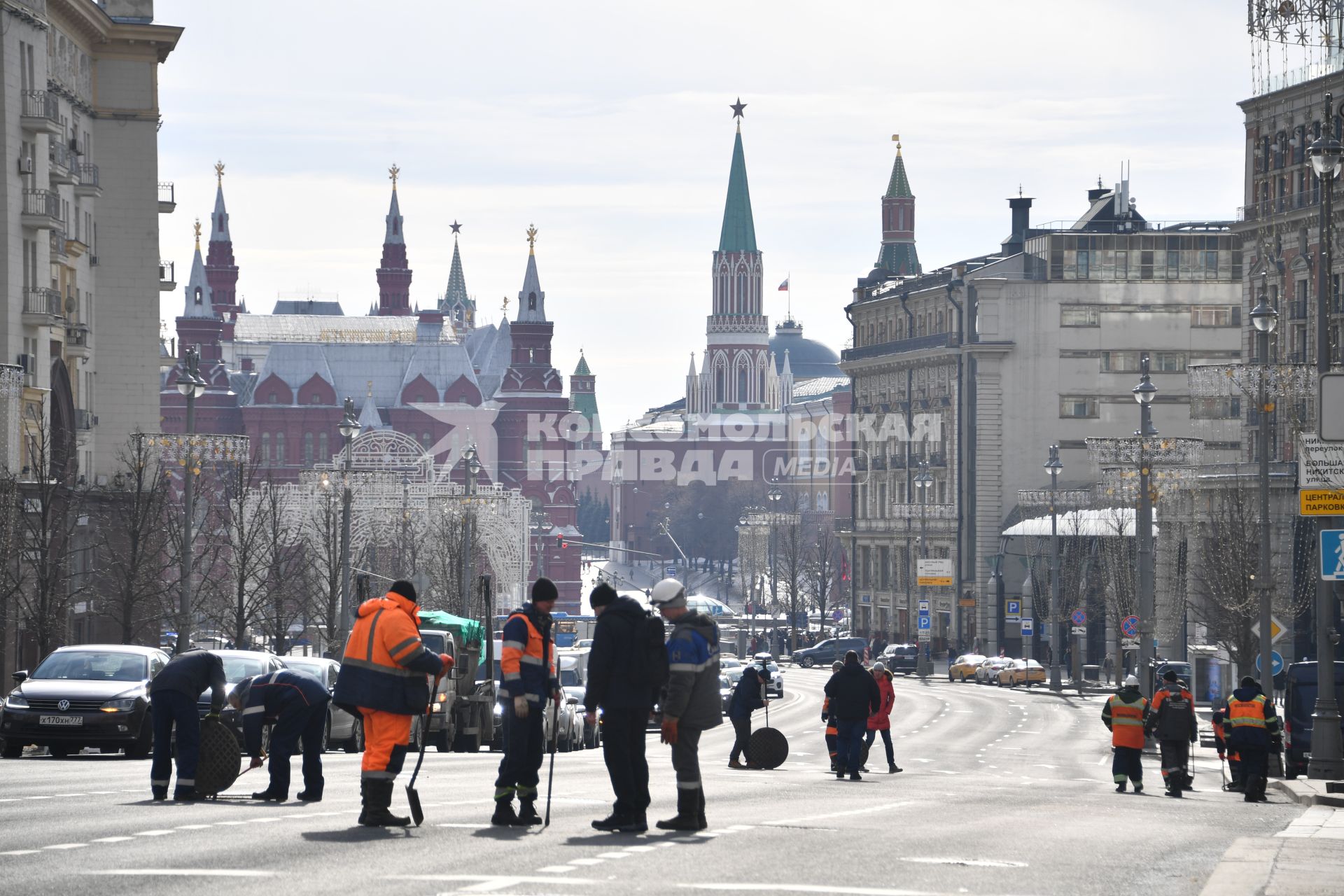 Москва.  Сотрудники коммунальных служб на Тверской улице.