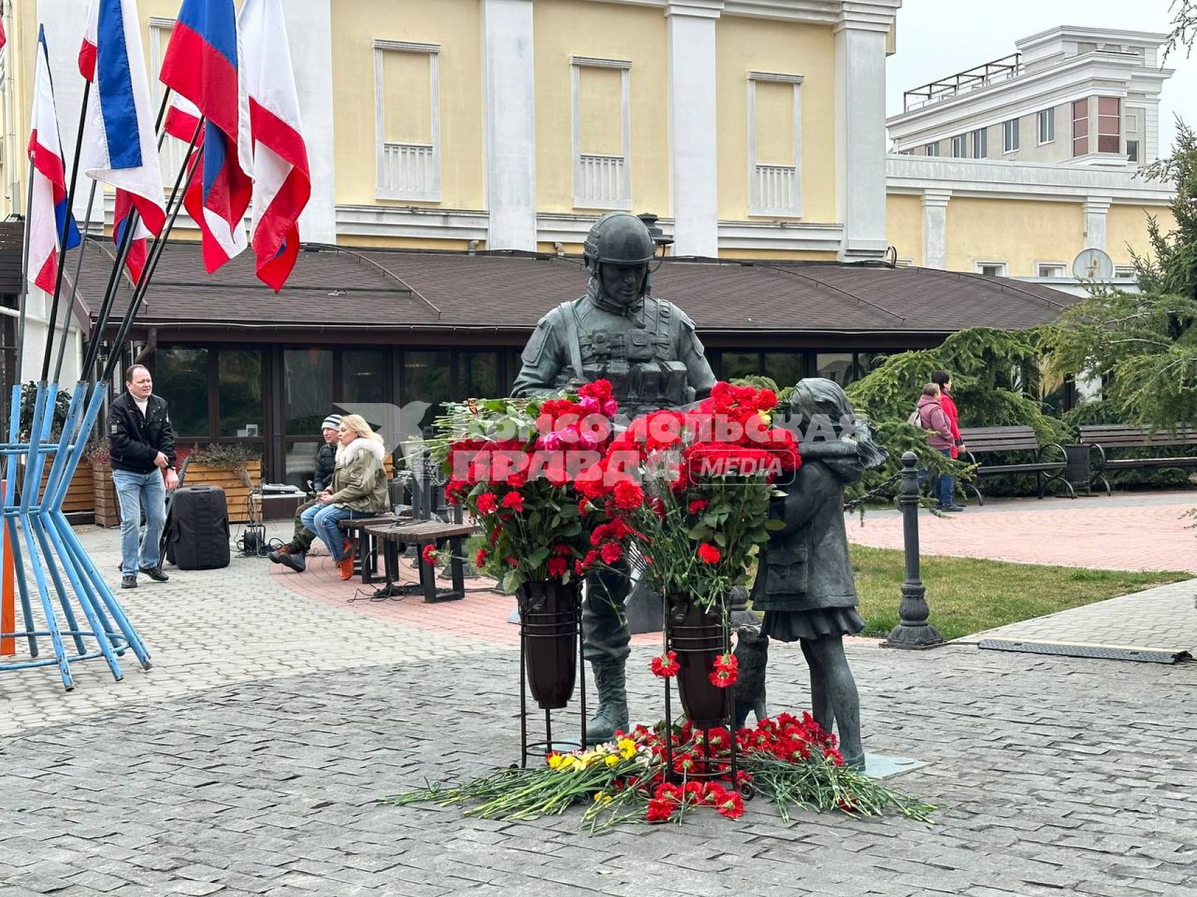 Симферополь. Возложение цветов к памятнику Вежливым людям по случаю девятой годовщины воссоединения Крыма с Россией.