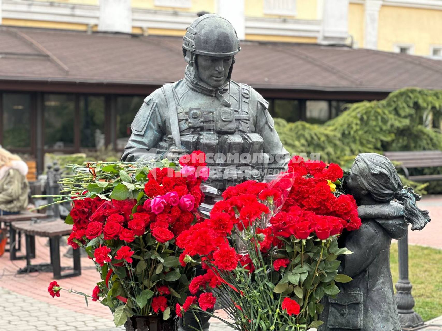 Симферополь. Возложение цветов к памятнику Вежливым людям по случаю девятой годовщины воссоединения Крыма с Россией.