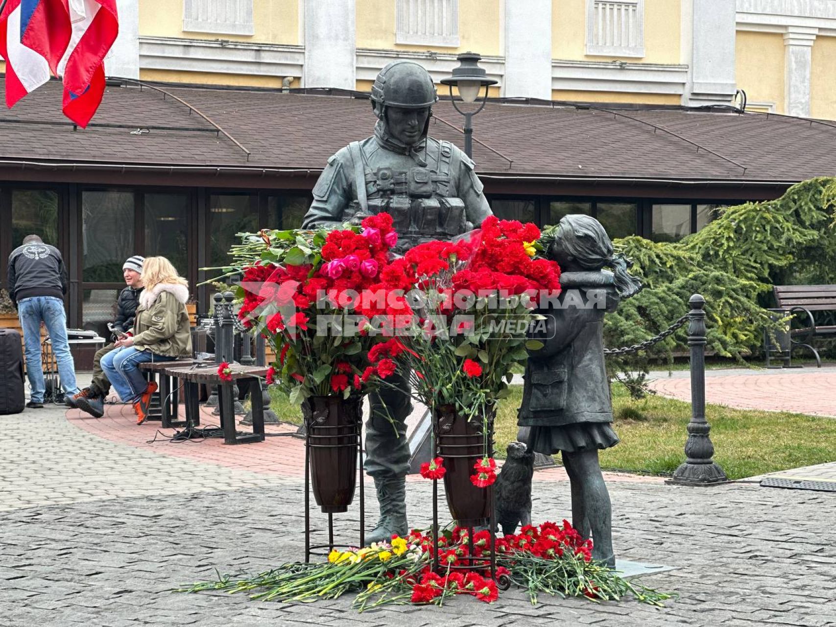 Симферополь. Возложение цветов к памятнику Вежливым людям по случаю девятой годовщины воссоединения Крыма с Россией.