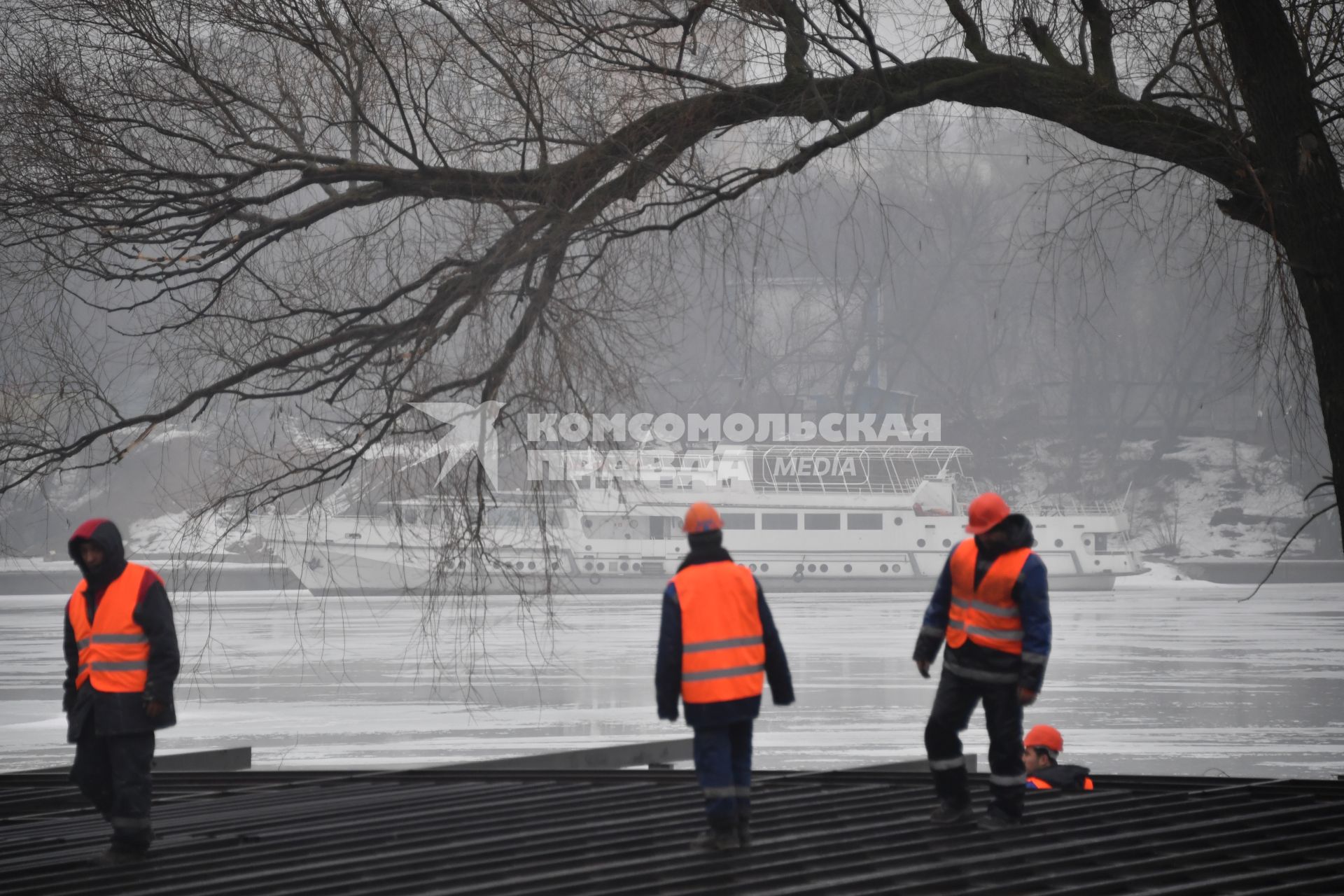 Москва. Строительство  бассейна  и парка развлечений на открытом воздухе  в Нагатинской пойме.