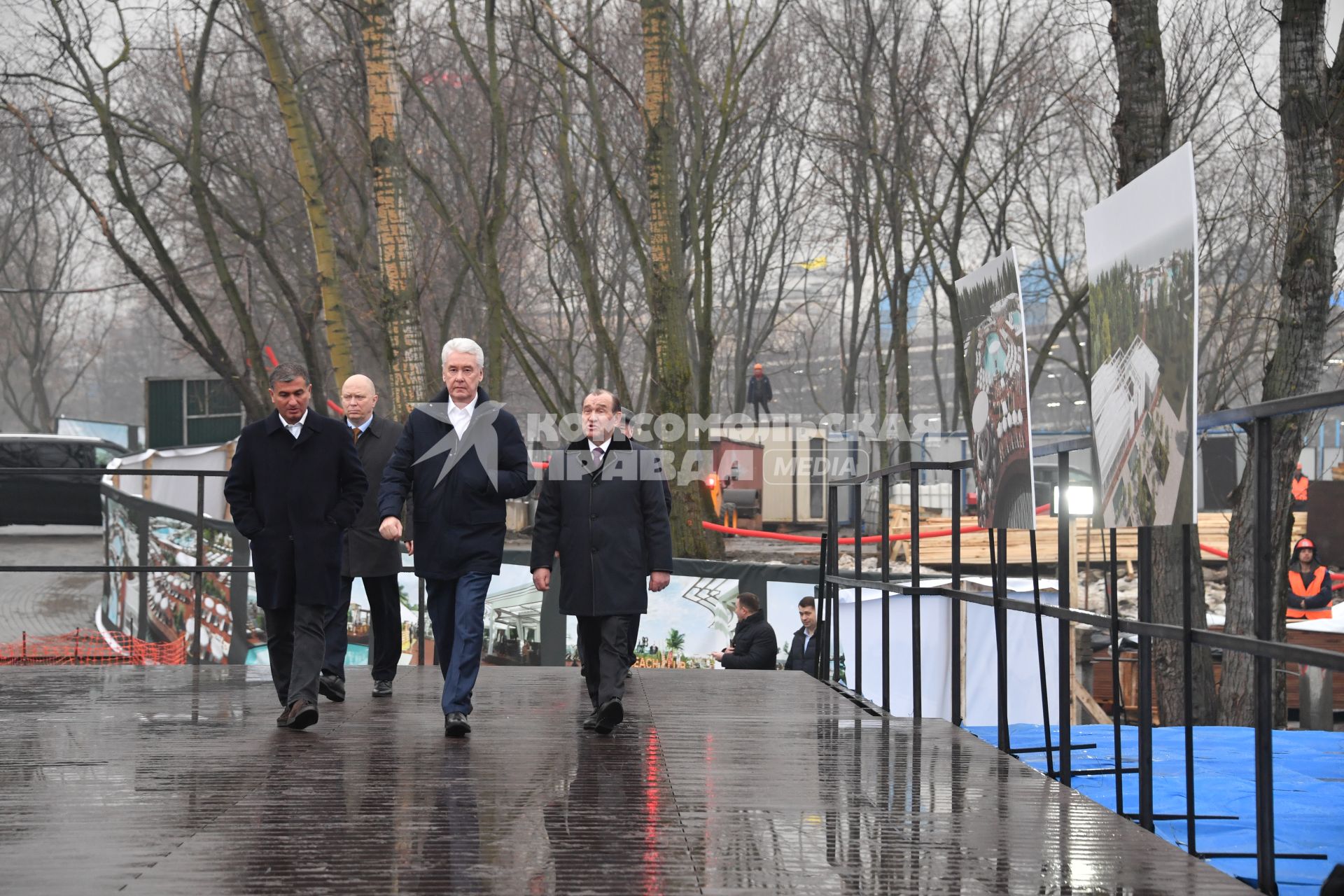 Москва. Мэр  Москвы Сергей Собянин  посетил строительную площадку в Нагатинской пойме, где ведется строительство  бассейна  и парка развлечений на открытом воздухе.