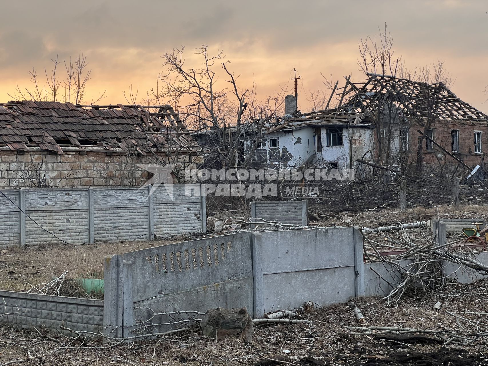 Донецкая область. г.Бахмут (Артемовск). Разрушенные частные дома в восточной части города, полностью контролируемой российскими войсками.