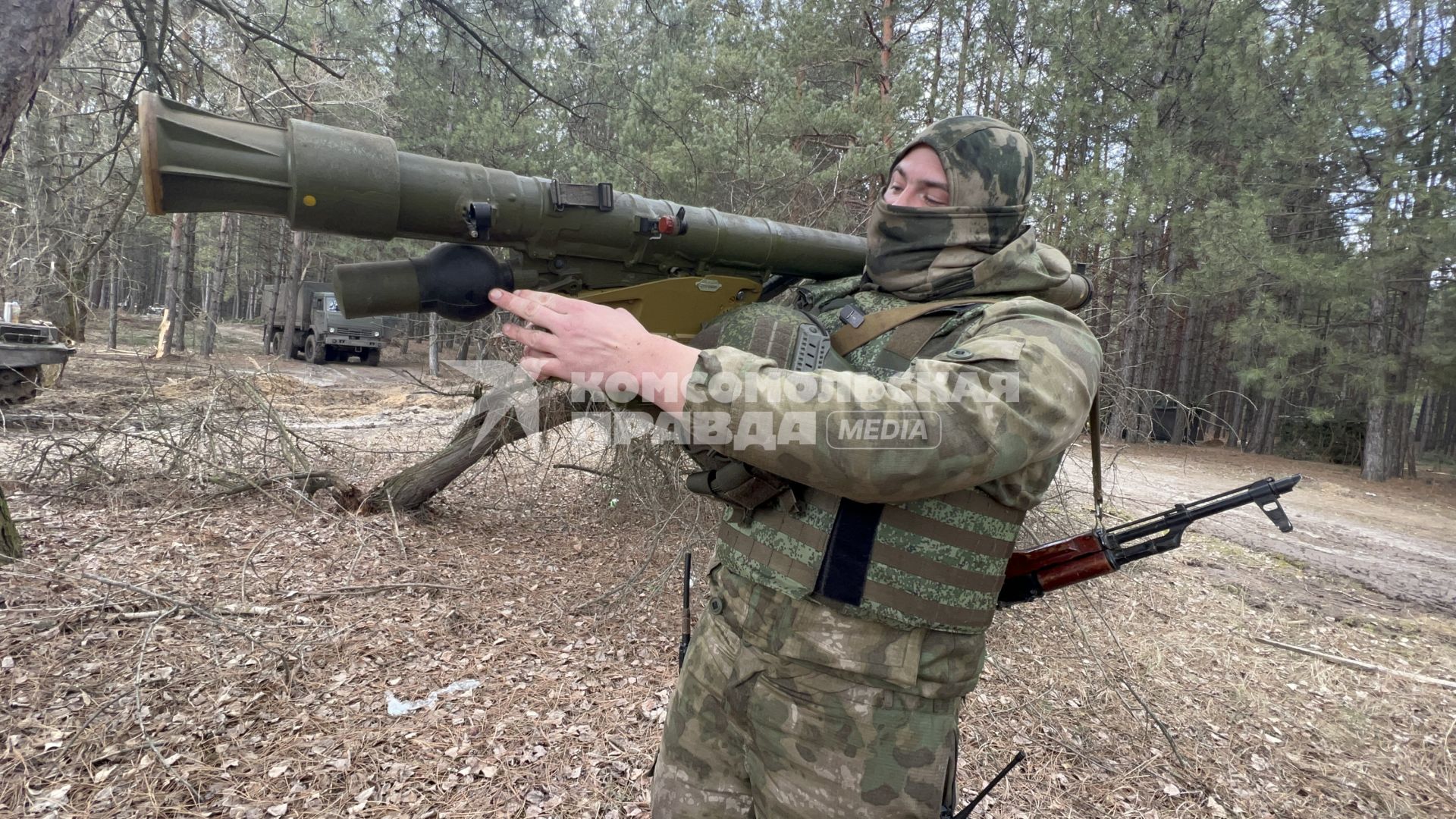 Луганская область. Боец подразделения противовоздушной обороны 3-й мотострелковой дивизии показывает переносной зенитный ракетный комплекс (пзрк)`Игла`под Сватово.