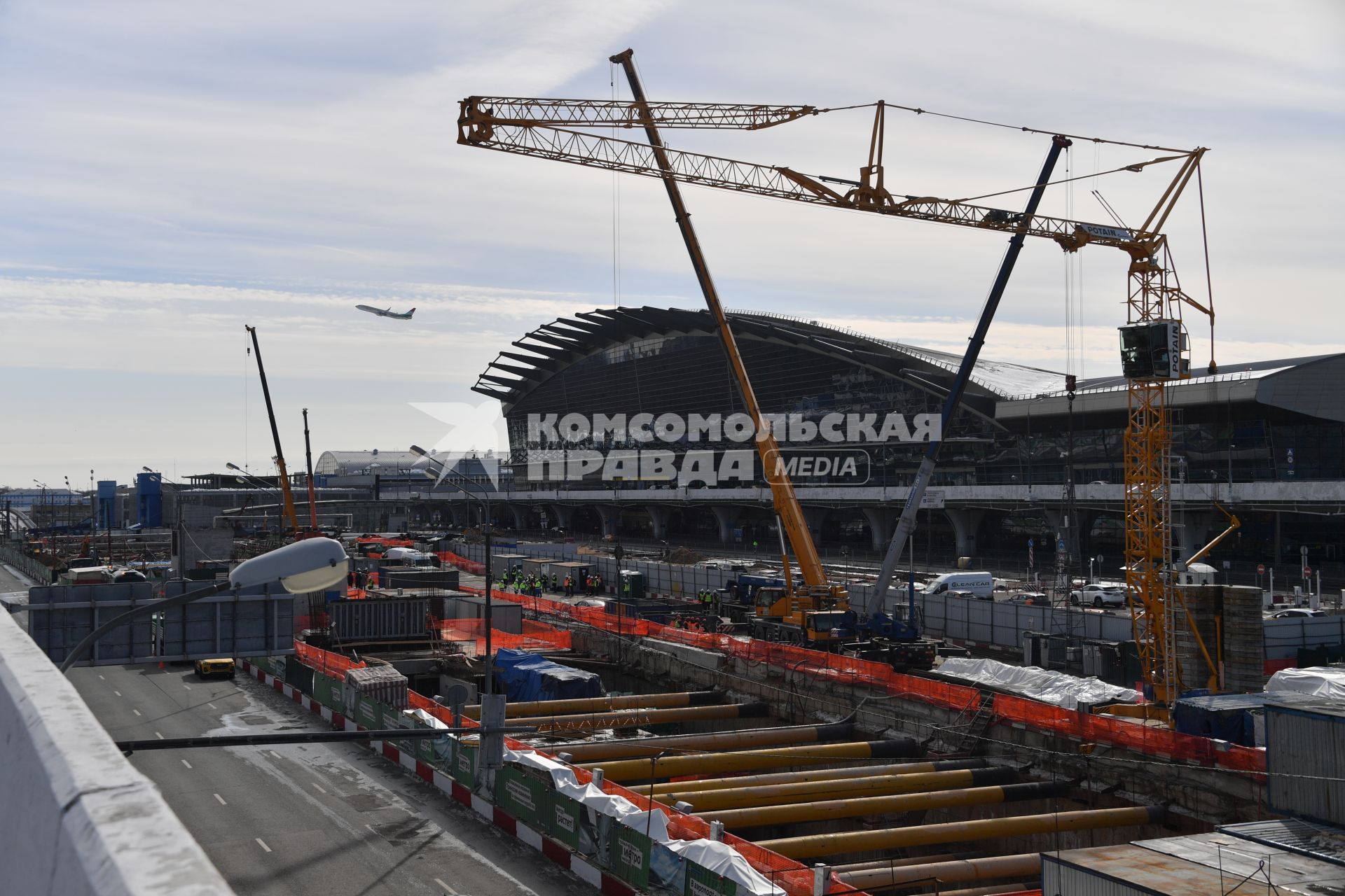 Москва.  Строительство станции метро `Аэропорт Внуково` Солнцевской линии метро.