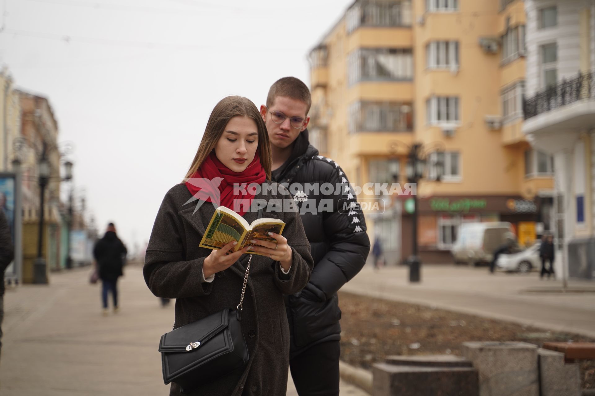 Самара. Юноша и девушка читают книгу Ги де Мопассана на улице.